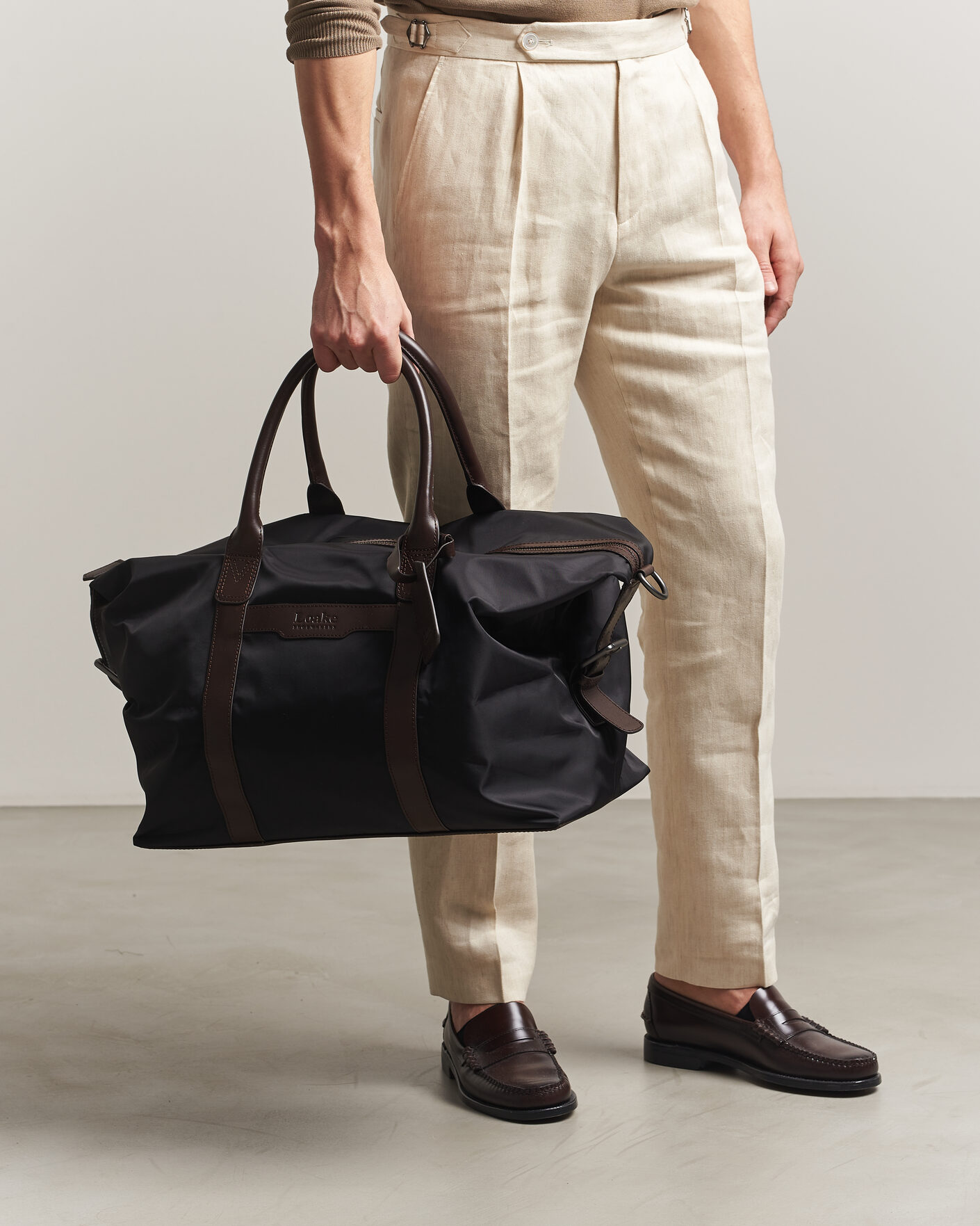 Mies | Laukut | Loake Shoemakers | Gower Nylon/Leather Holdall Black