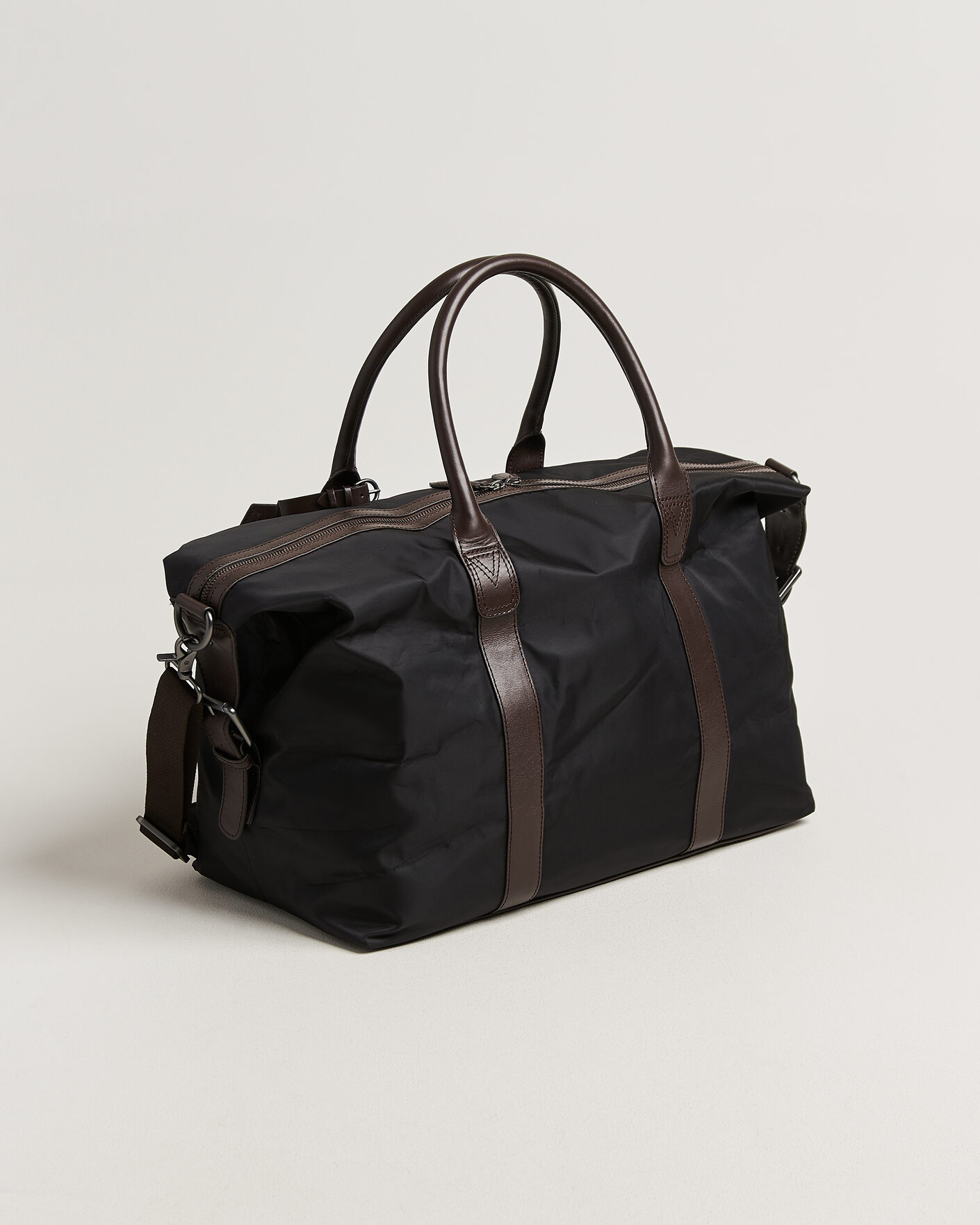 Mies | Laukut | Loake Shoemakers | Gower Nylon/Leather Holdall Black