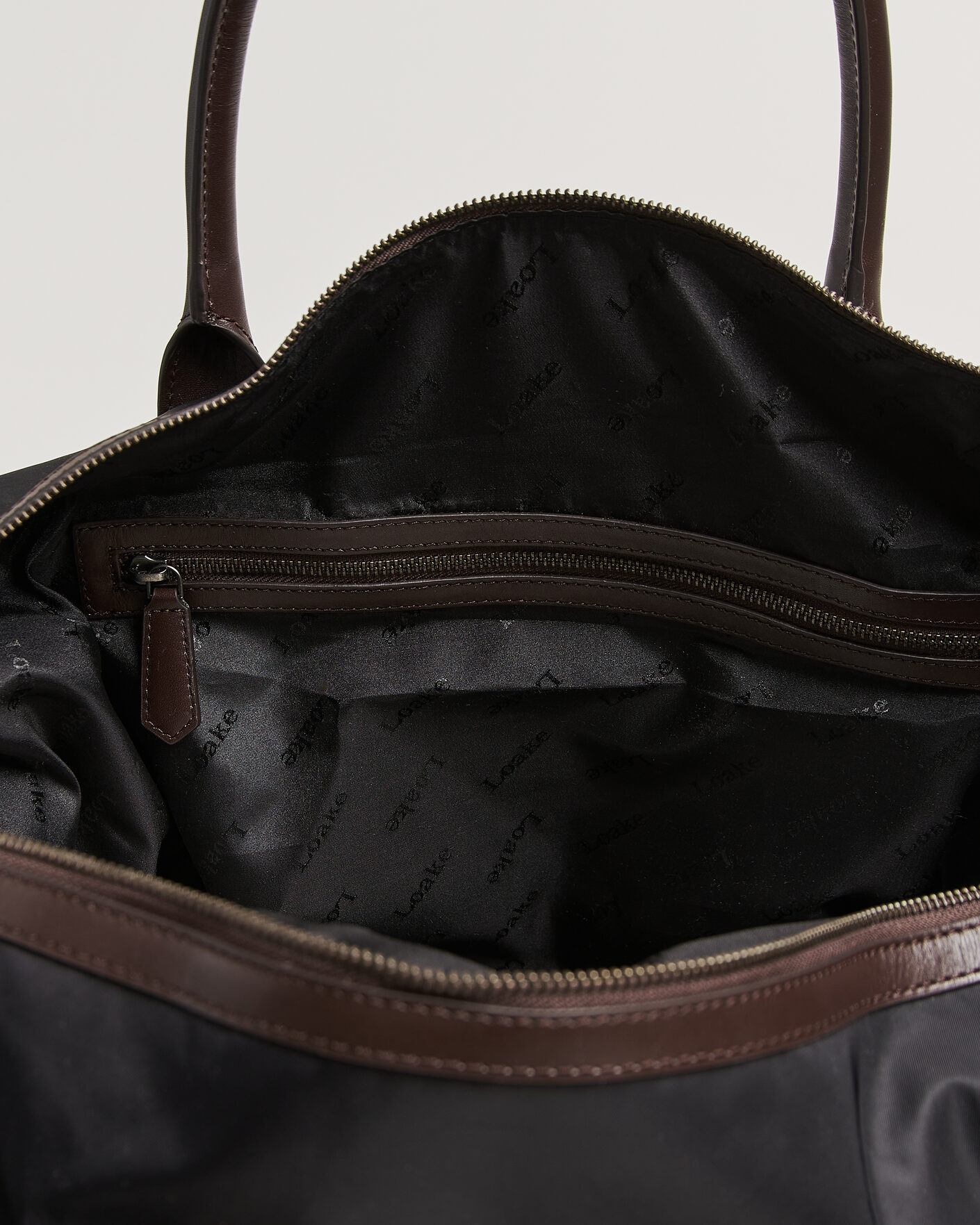 Mies | Laukut | Loake Shoemakers | Gower Nylon/Leather Holdall Black