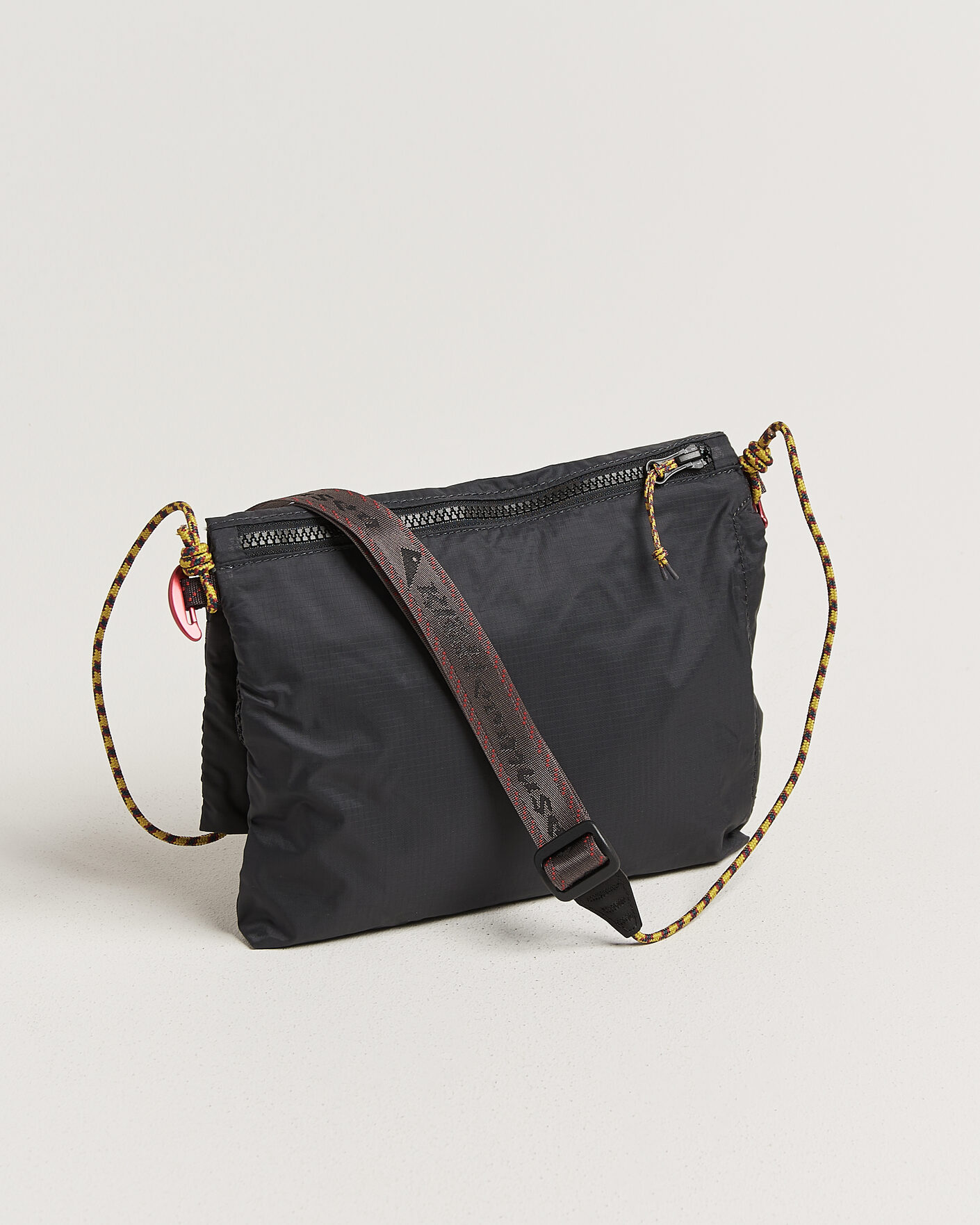 Mies | Laukut | Klättermusen | Algir Foldover Bag Raven