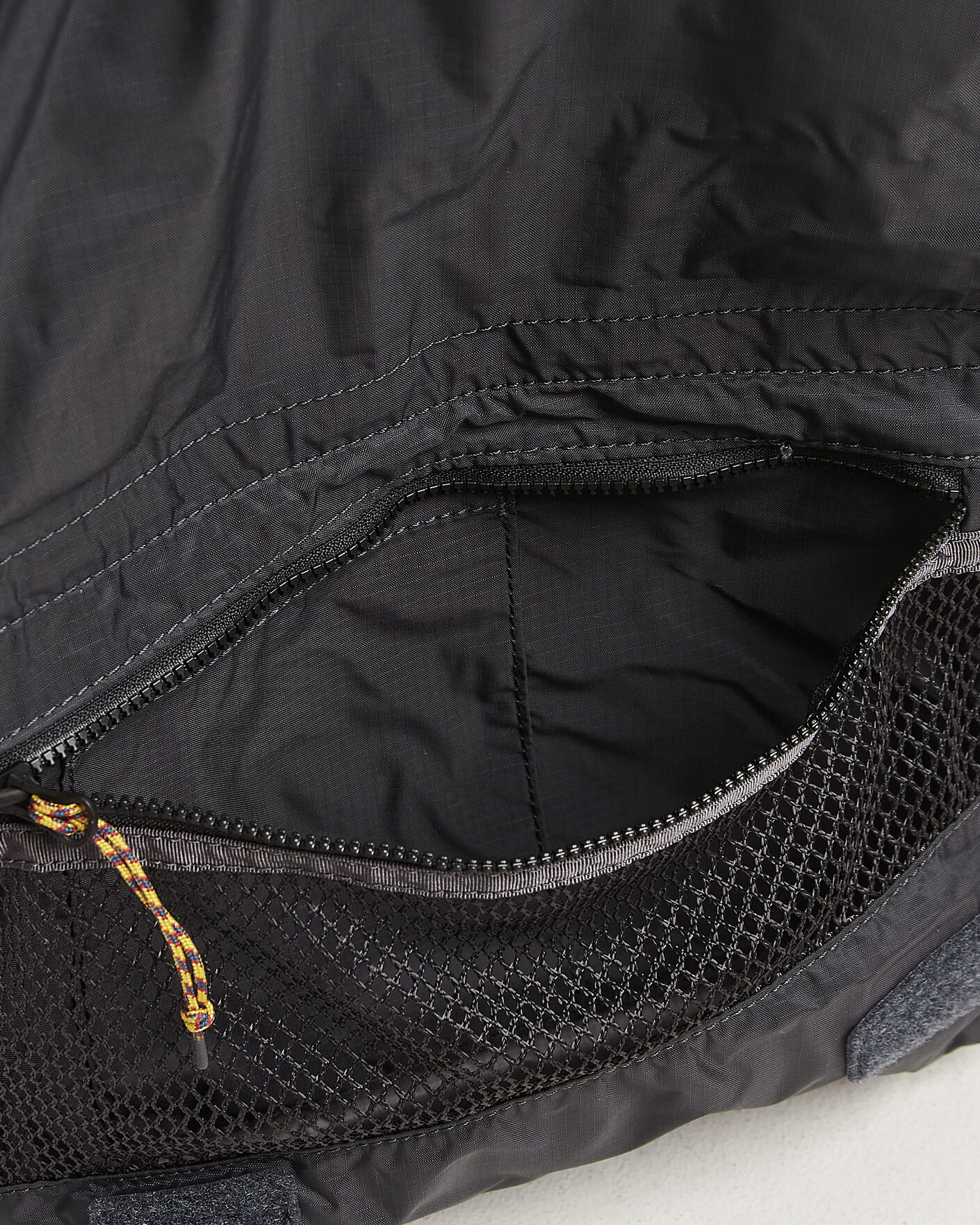 Mies | Laukut | Klättermusen | Algir Foldover Bag Raven