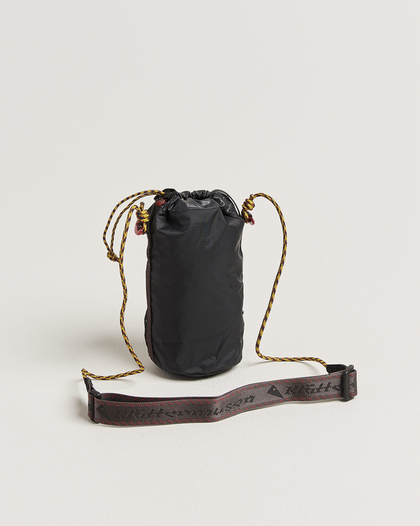 Mies | Laukut | Klättermusen | Algir Bottle Holder Bag Raven