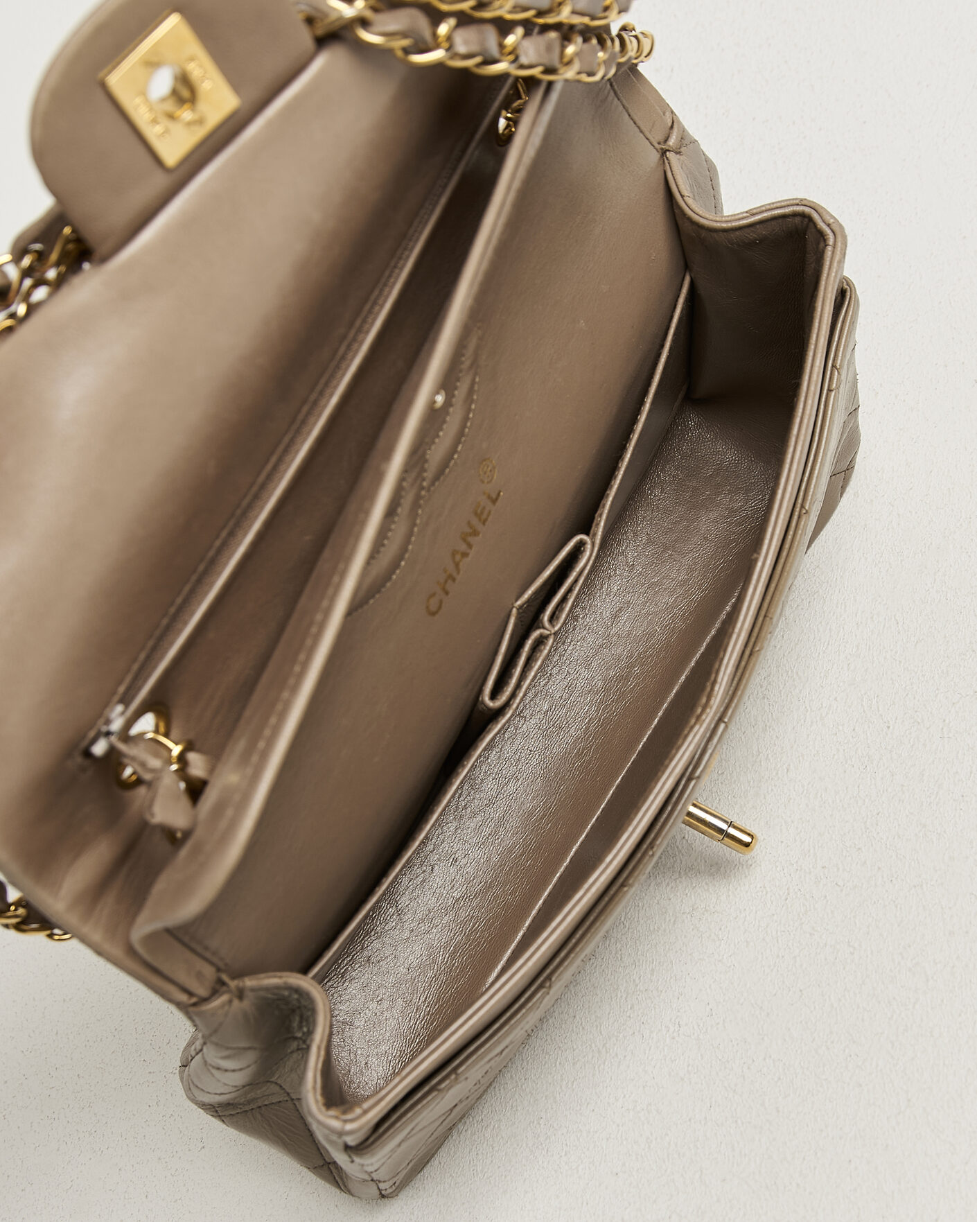 Mies | Pre-Owned & Vintage Bags | Chanel Pre-Owned | Classic Medium Double Flap Bag Lambskin Beige