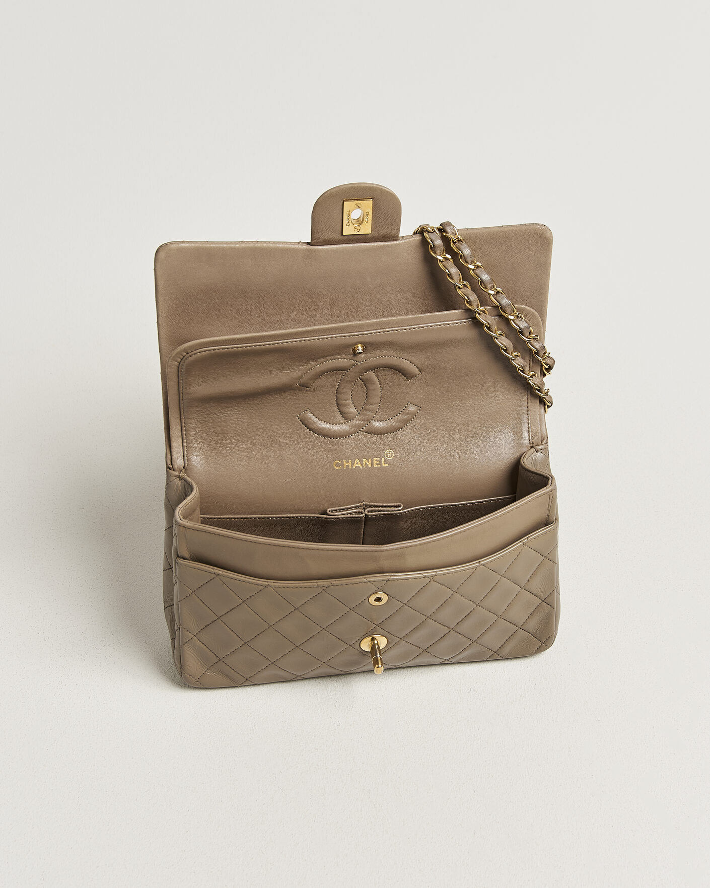 Mies | Pre-Owned & Vintage Bags | Chanel Pre-Owned | Classic Medium Double Flap Bag Lambskin Beige