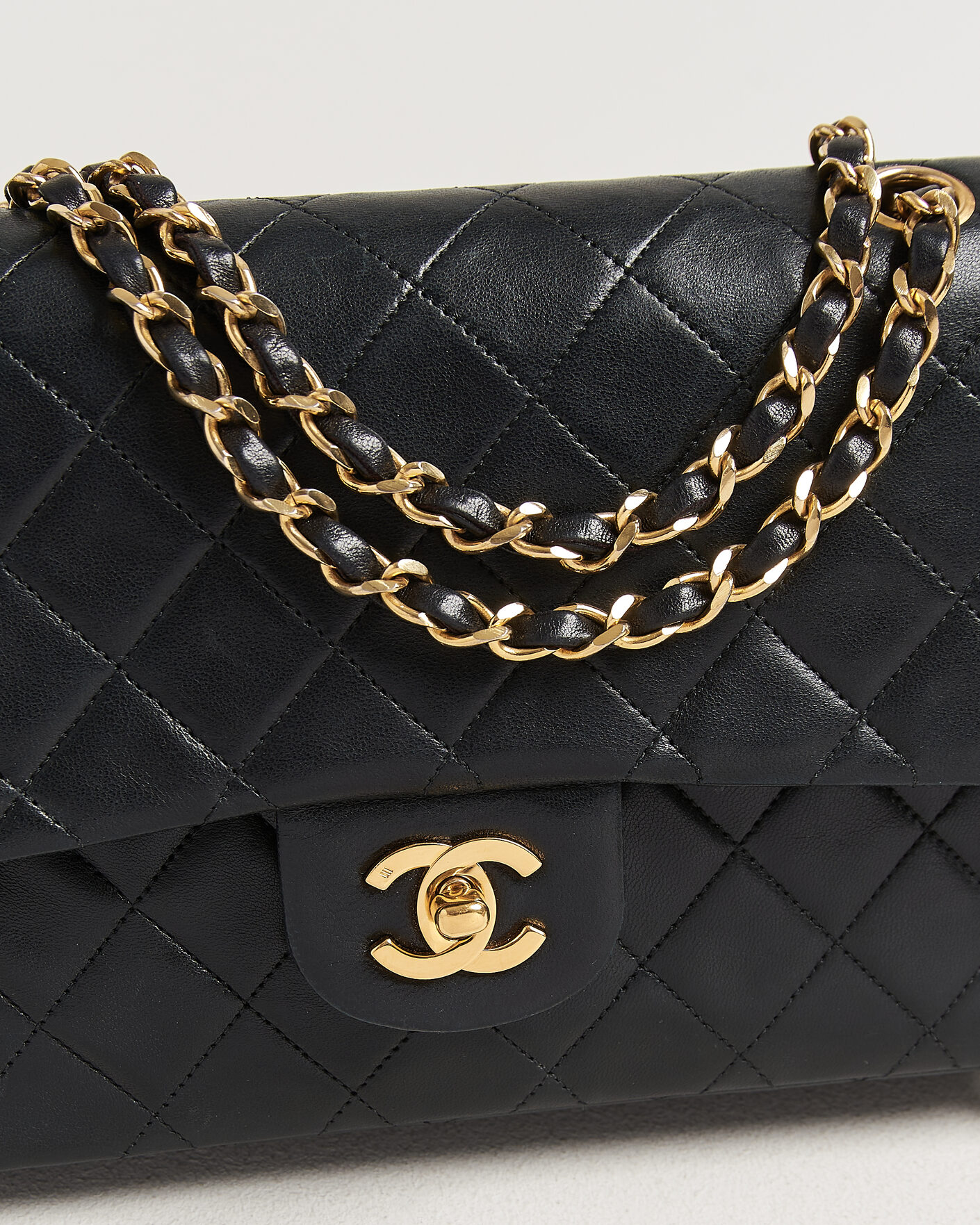 Mies | Pre-Owned & Vintage Bags | Chanel Pre-Owned | Classic Medium Double Flap Bag Lambskin Black