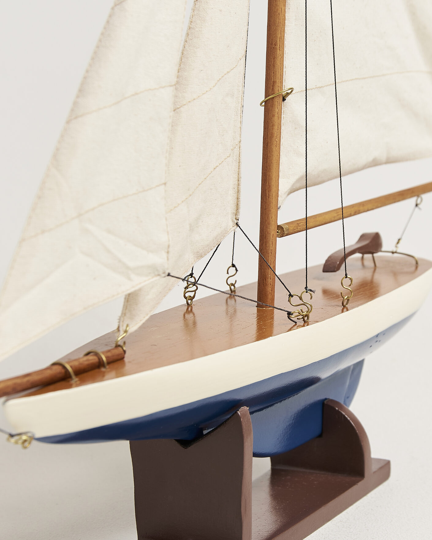 Mies | Kotiin | Authentic Models | Mini Pond Yachts