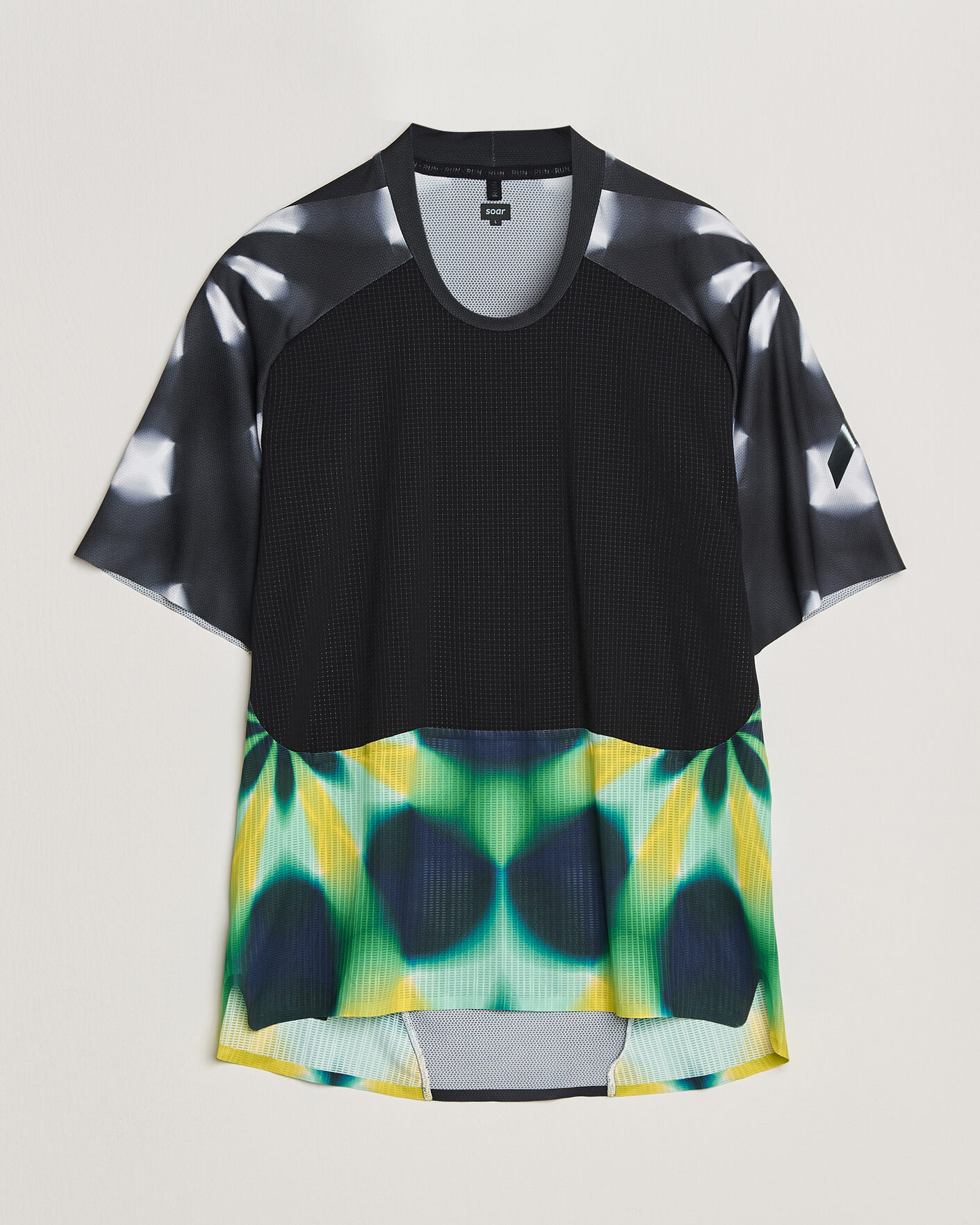 Mies | T-paidat | SOAR Running | Trail Race Top Black/Fade Grey