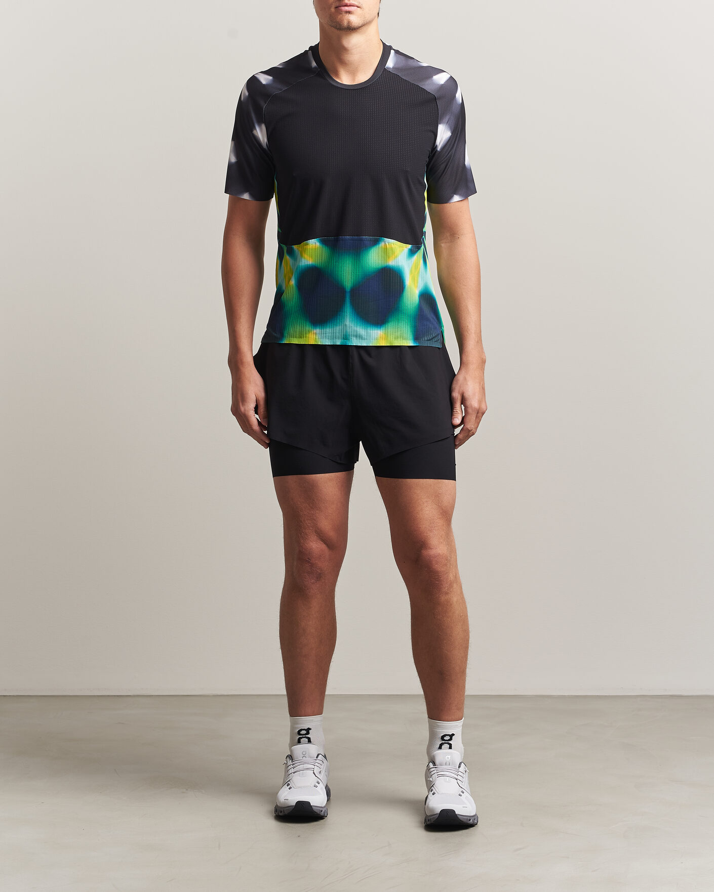 Mies | T-paidat | SOAR Running | Trail Race Top Black/Fade Grey