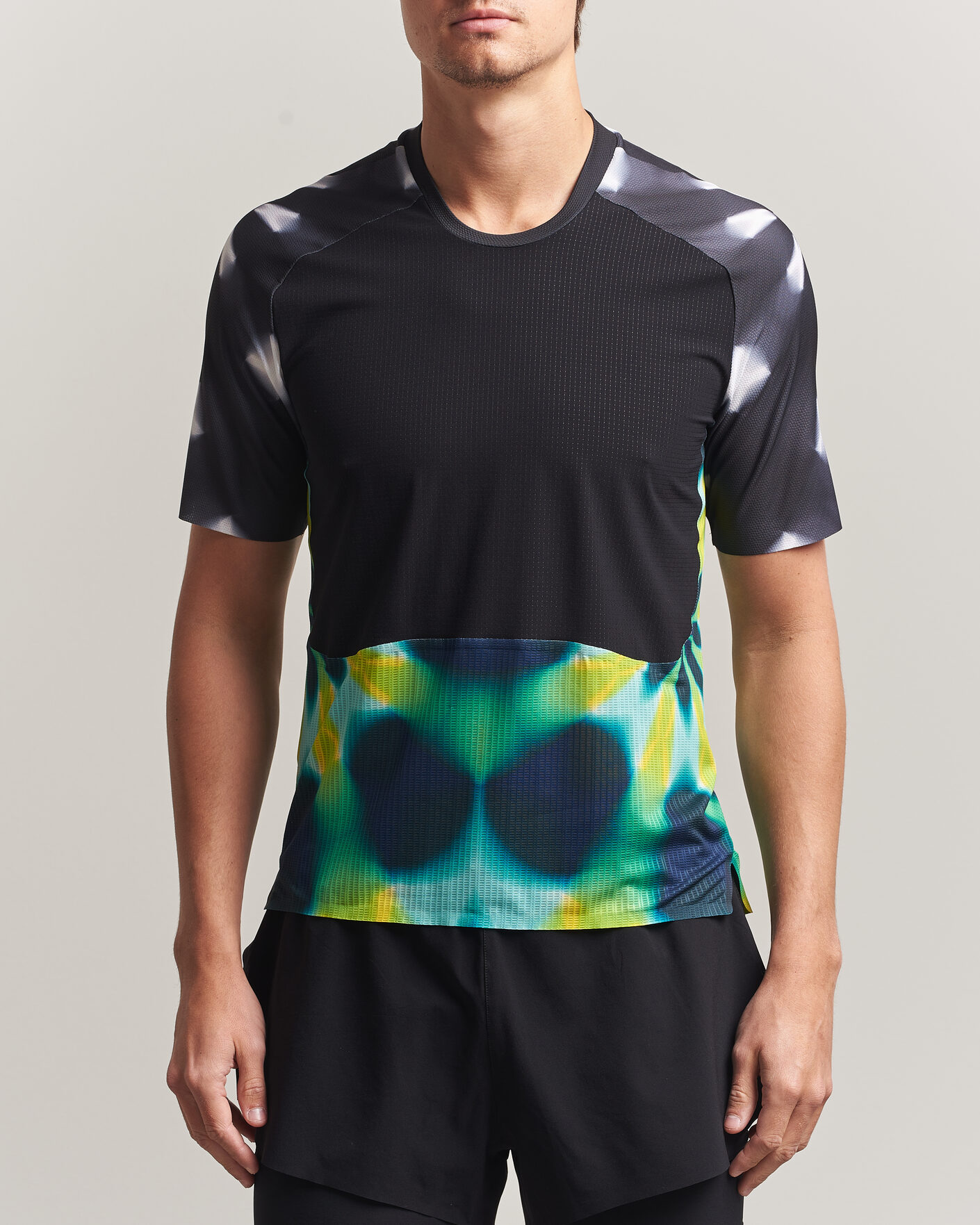 Mies | T-paidat | SOAR Running | Trail Race Top Black/Fade Grey
