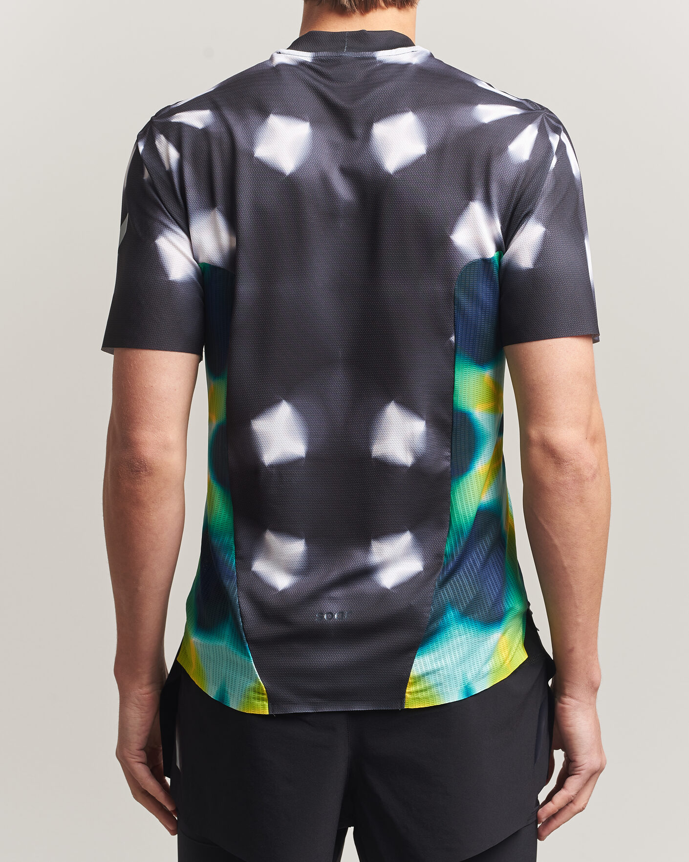 Mies | T-paidat | SOAR Running | Trail Race Top Black/Fade Grey
