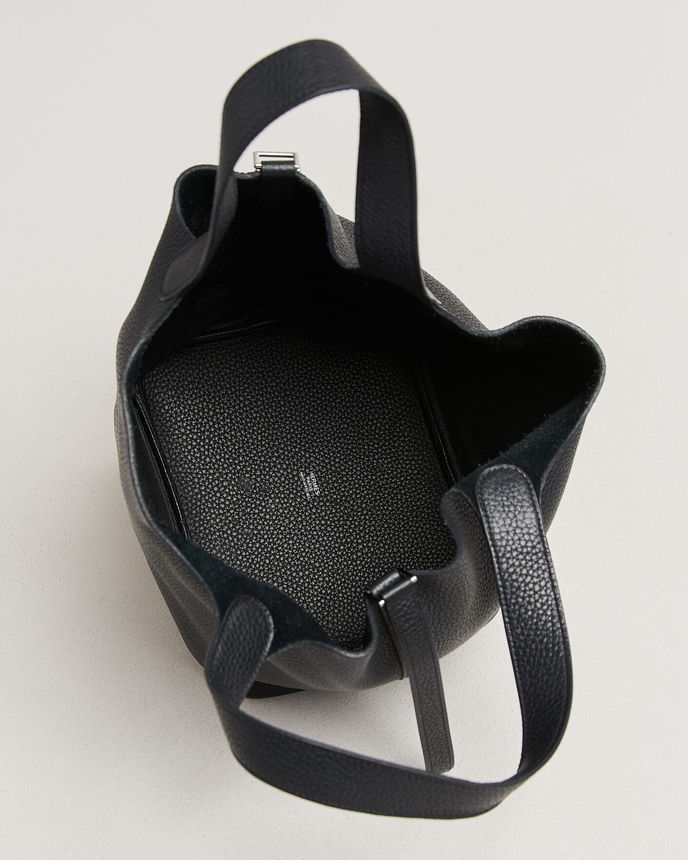 Mies | Pre-Owned & Vintage Bags | Hermès Pre-Owned | Picotin Lock 22 Taurillon Clemence Leather Black