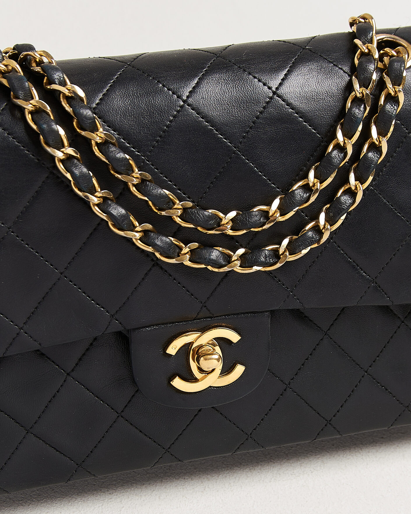 Mies | Pre-Owned & Vintage Bags | Chanel Pre-Owned | Classic Medium Double Flap Bag Lambskin Black