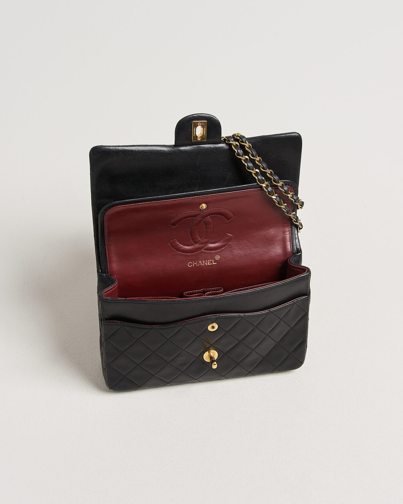 Mies | Pre-Owned & Vintage Bags | Chanel Pre-Owned | Classic Medium Double Flap Bag Lambskin Black
