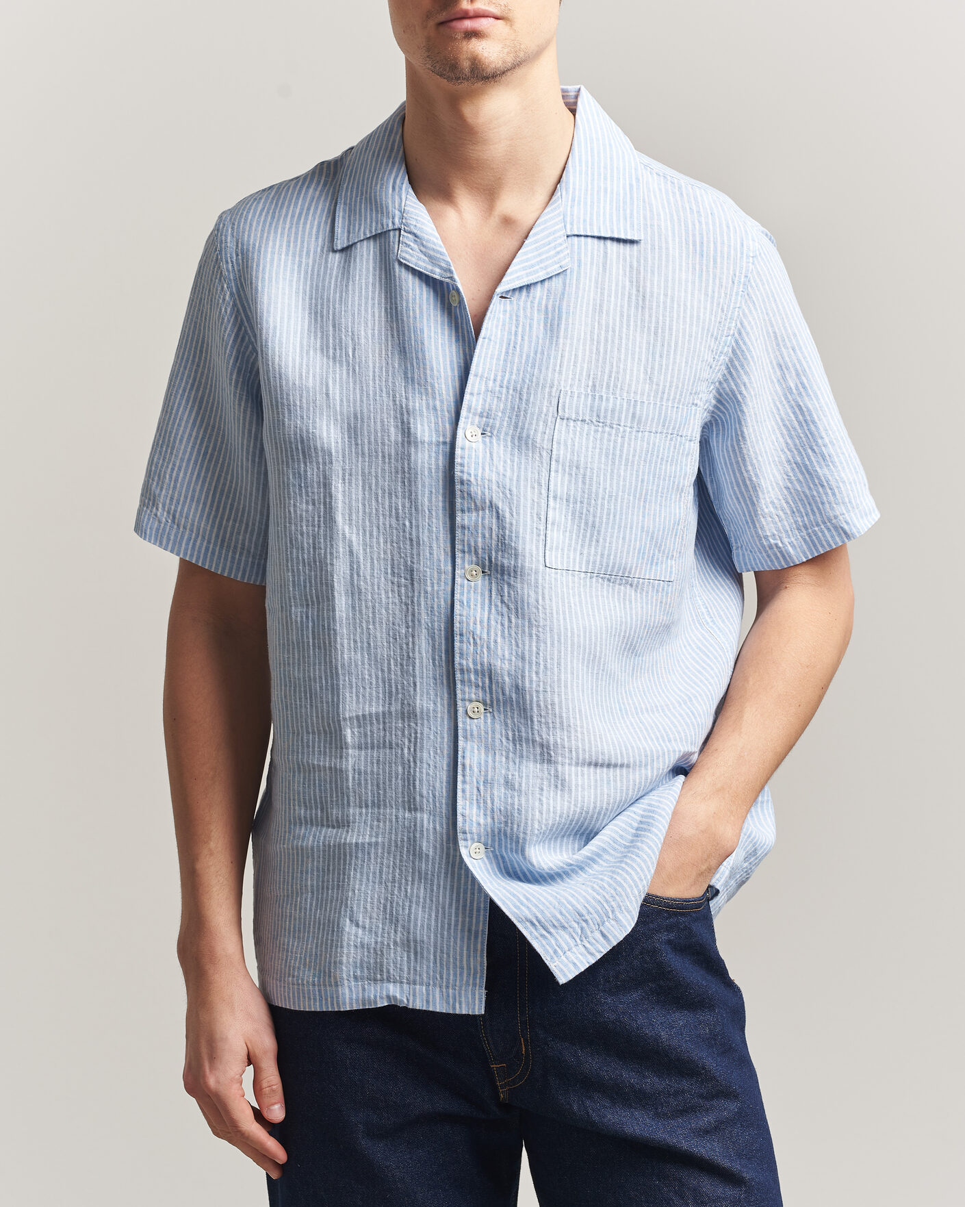 Mies | Kauluspaidat | A Day's March | Yamu Striped Linen Short Sleeve Shirt Light Blue
