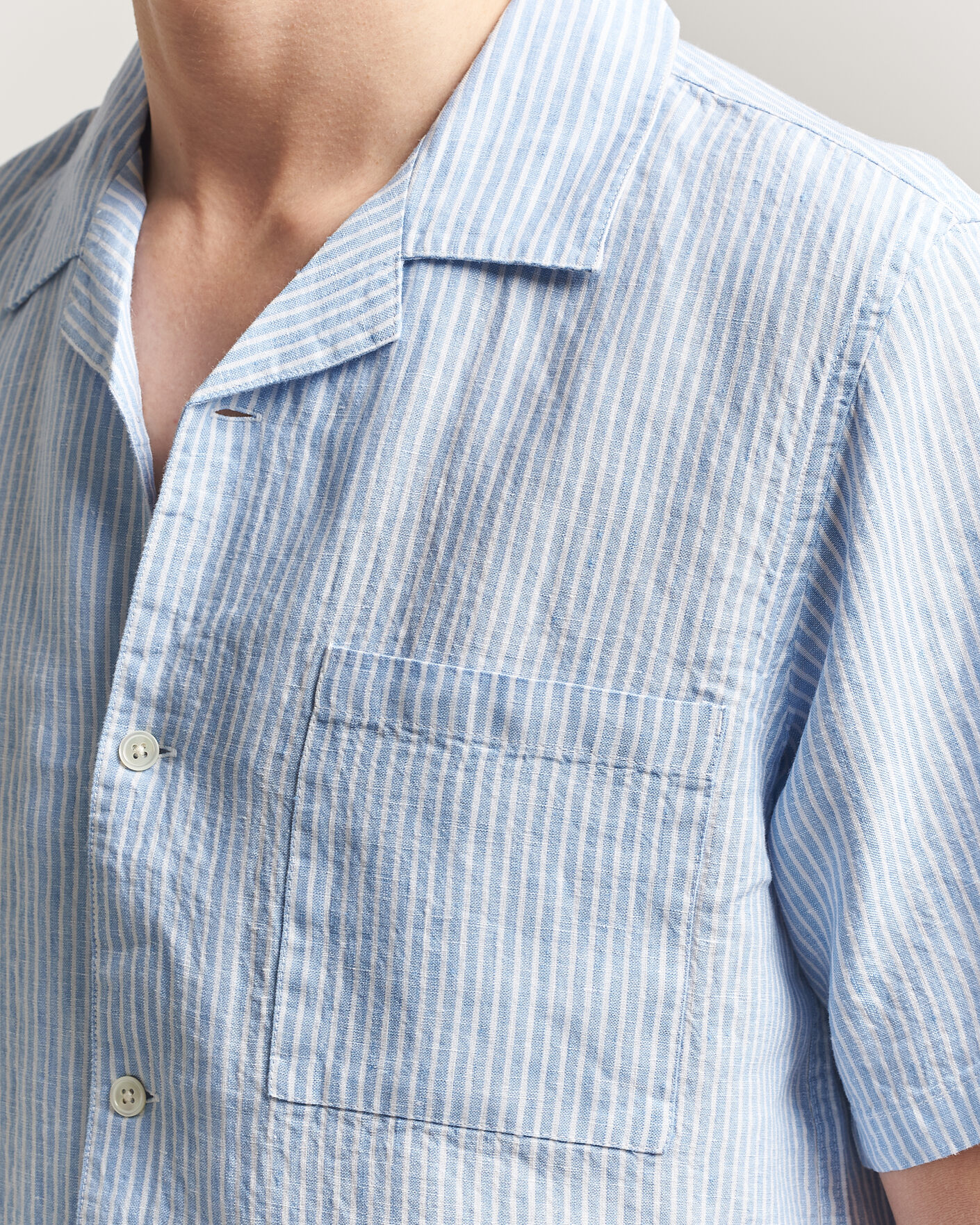 Mies | Kauluspaidat | A Day's March | Yamu Striped Linen Short Sleeve Shirt Light Blue