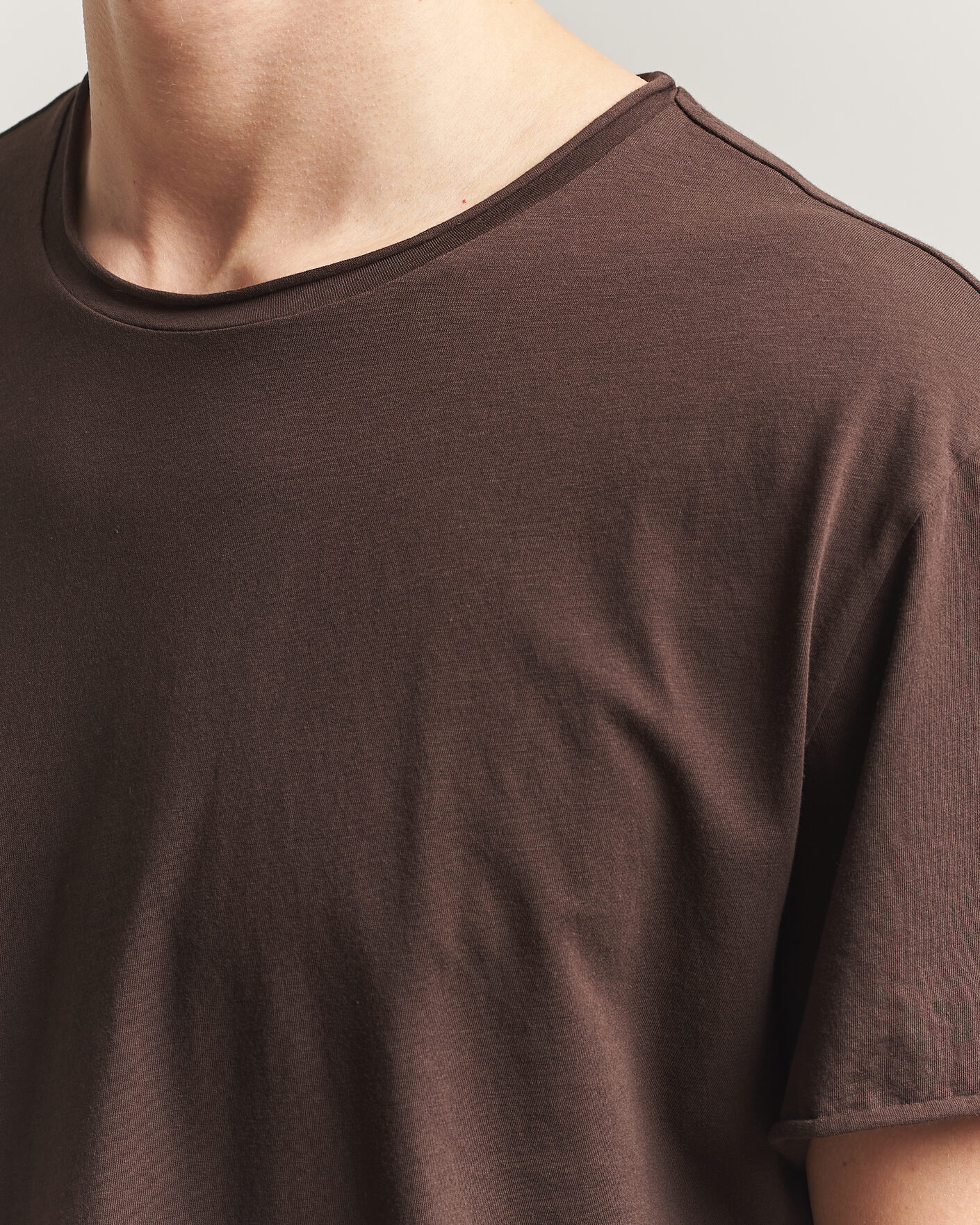 Mies | T-paidat | Filippa K | Roll Neck Crew Neck T-Shirt Dark Chocolate