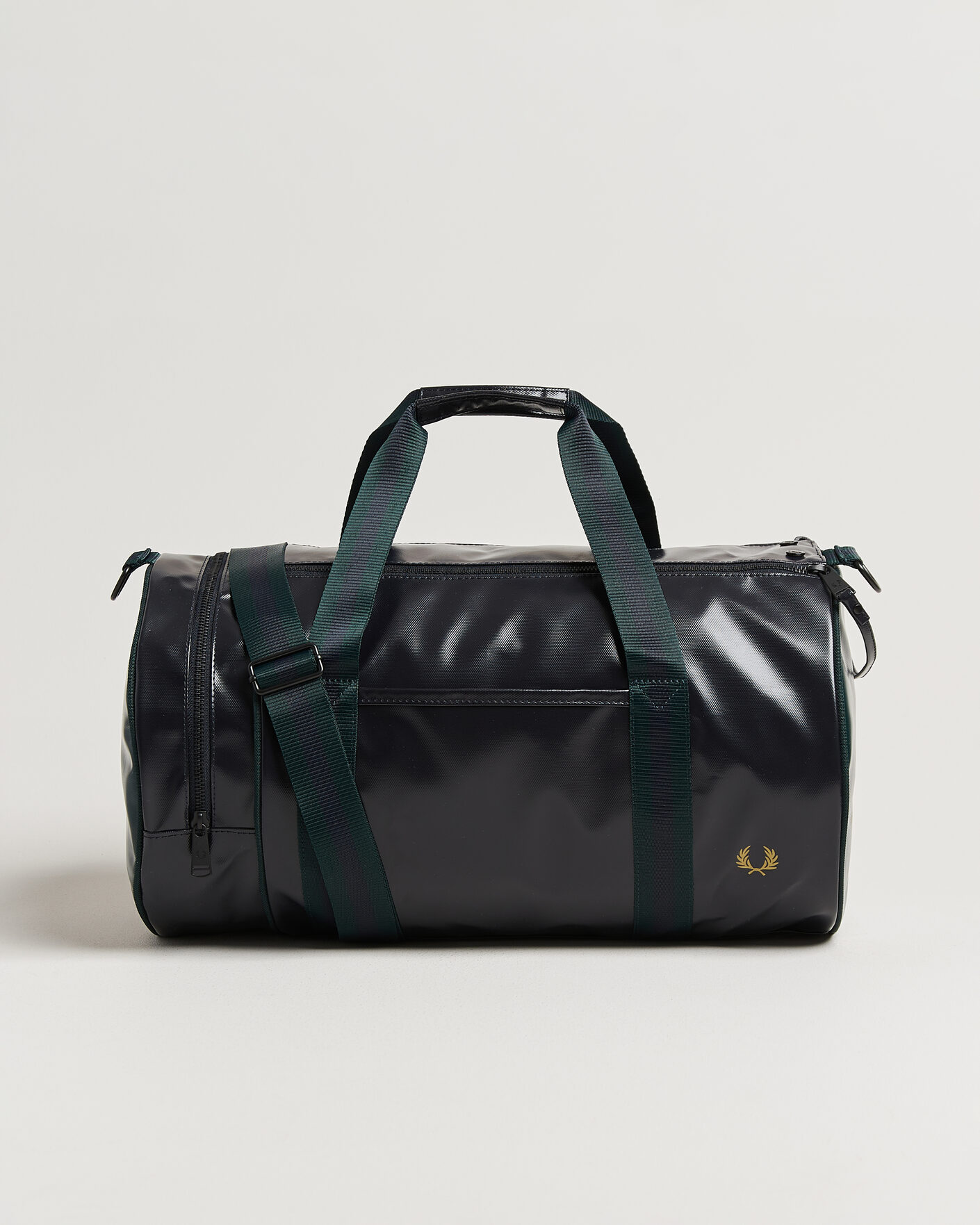 Mies | Laukut | Fred Perry | Classic Barrel Bag Navy/Grassroots Green