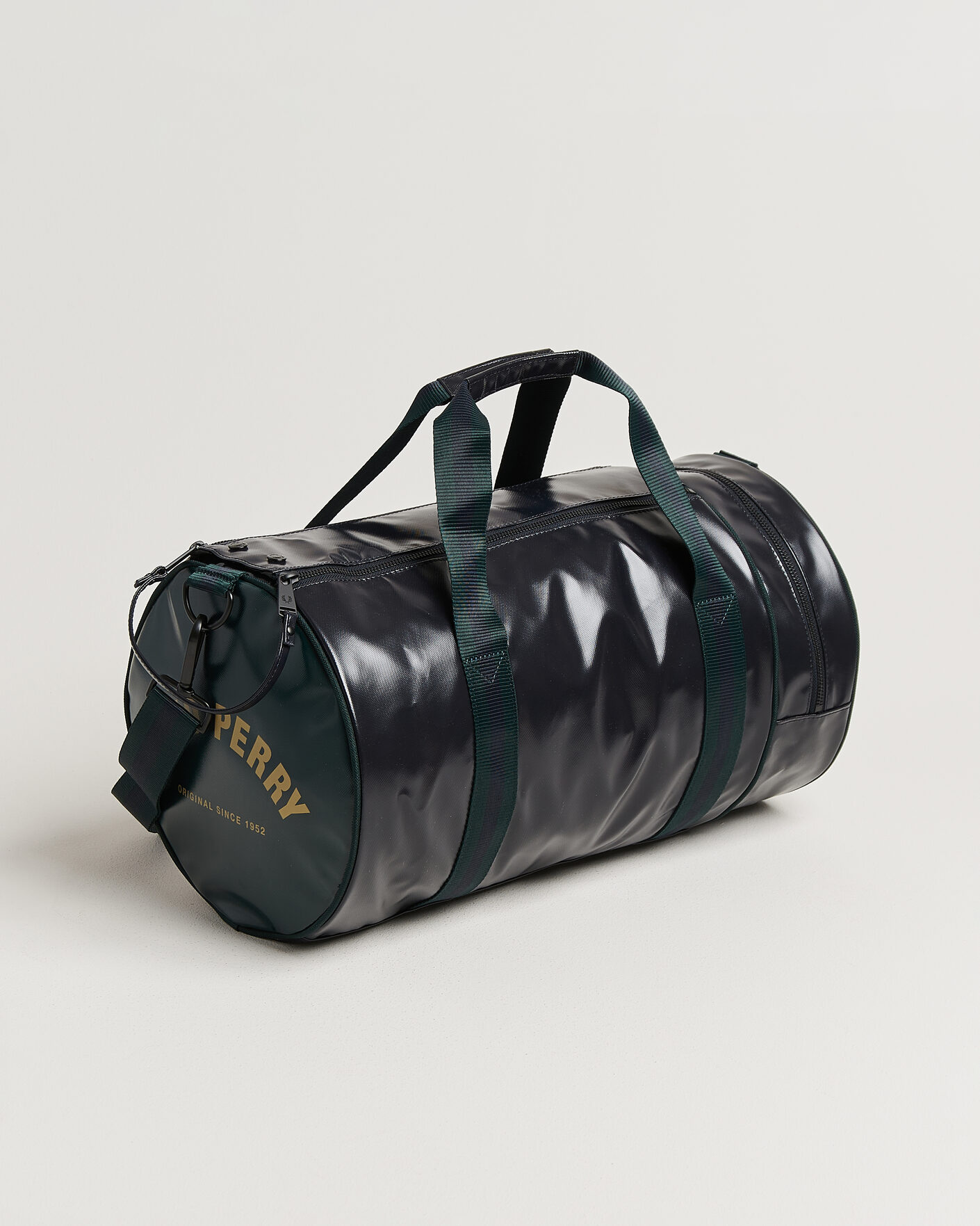 Mies | Laukut | Fred Perry | Classic Barrel Bag Navy/Grassroots Green