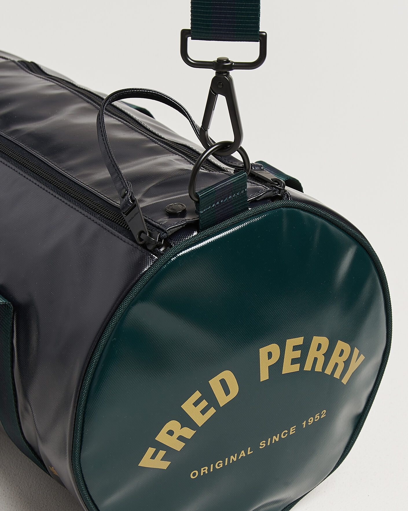 Mies | Laukut | Fred Perry | Classic Barrel Bag Navy/Grassroots Green