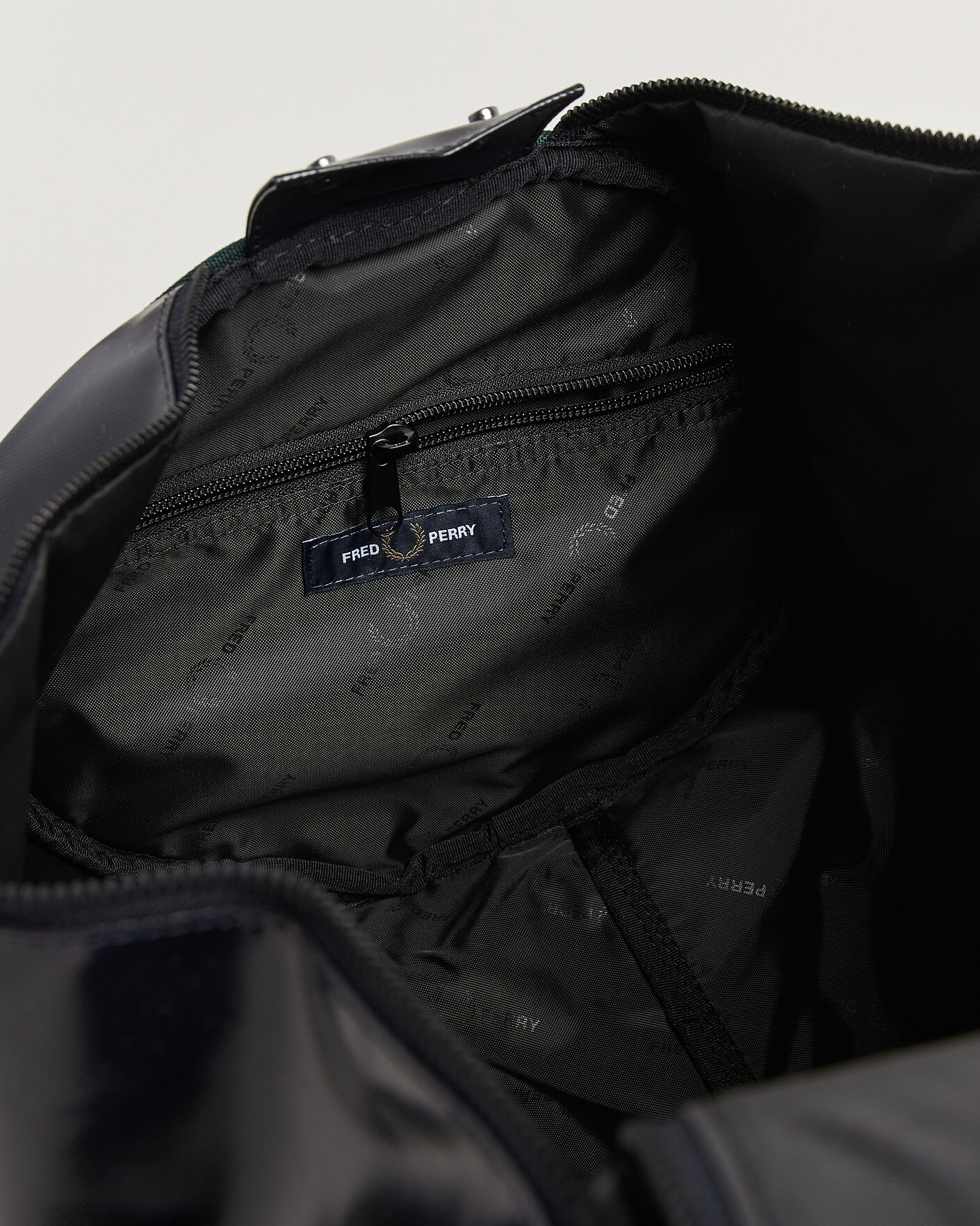 Mies | Laukut | Fred Perry | Classic Barrel Bag Navy/Grassroots Green