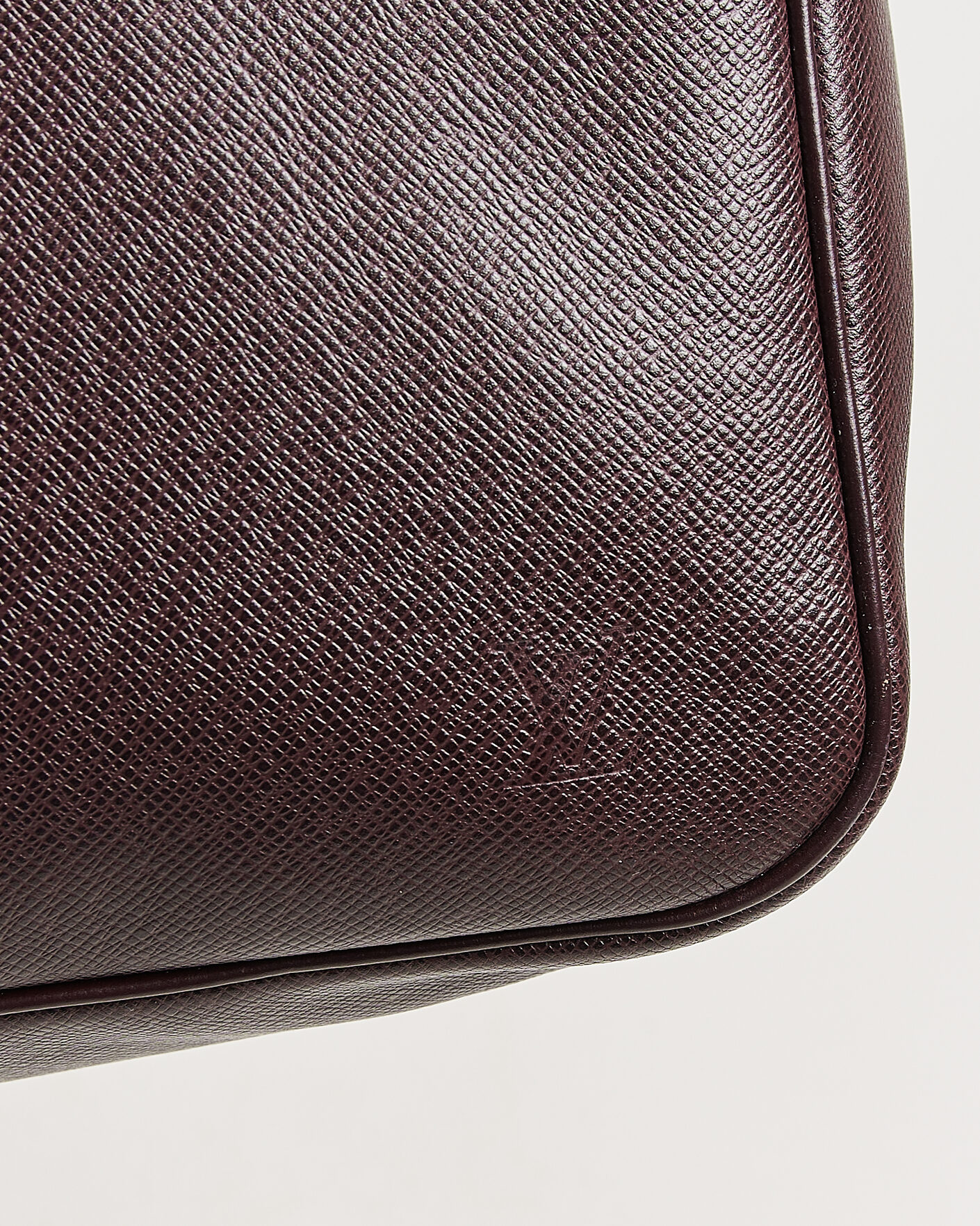 Mies | Pre-Owned & Vintage Bags | Louis Vuitton Pre-Owned | Taiga Kendall Weekend Bag PM Burgundy