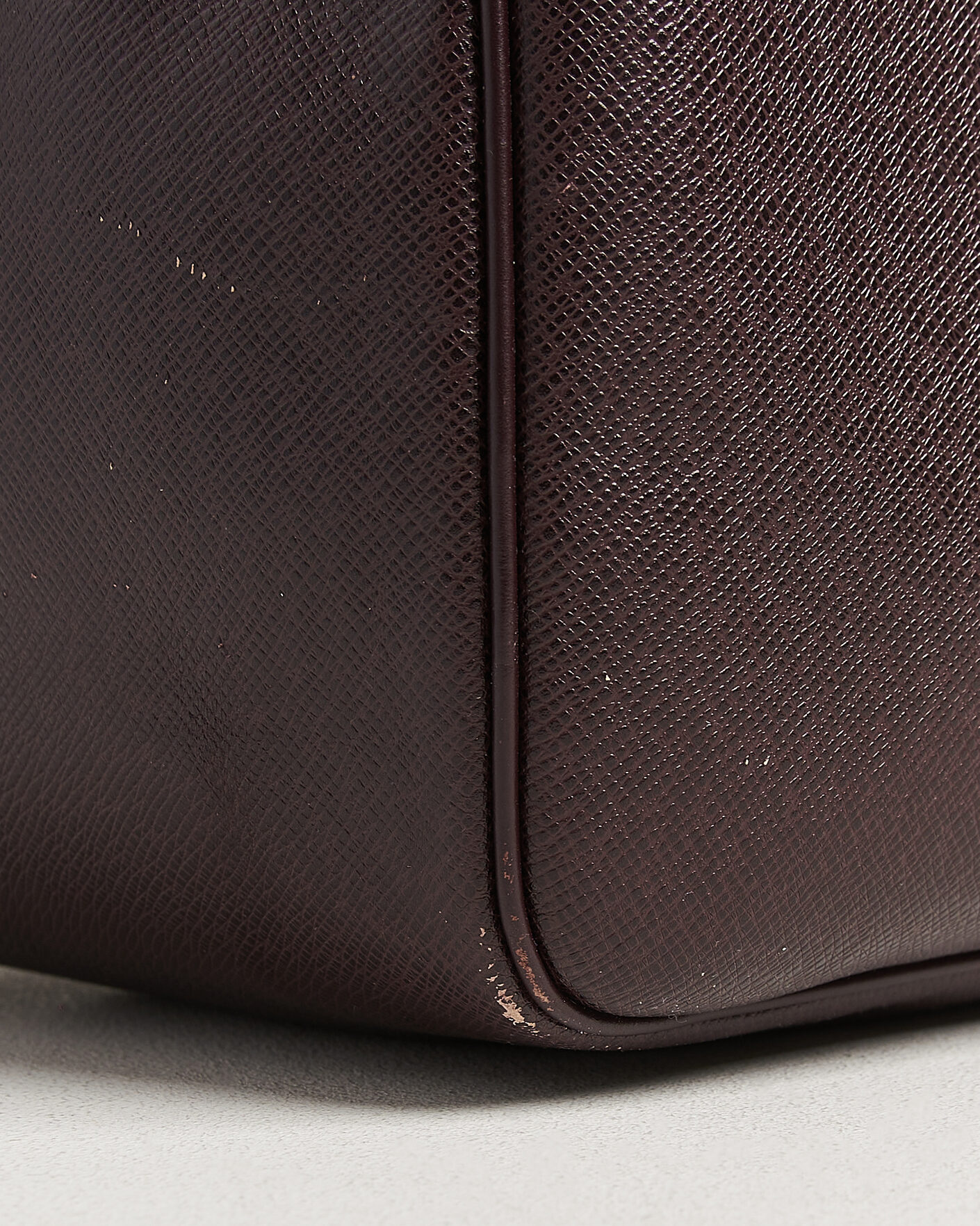 Mies | Pre-Owned & Vintage Bags | Louis Vuitton Pre-Owned | Taiga Kendall Weekend Bag PM Burgundy