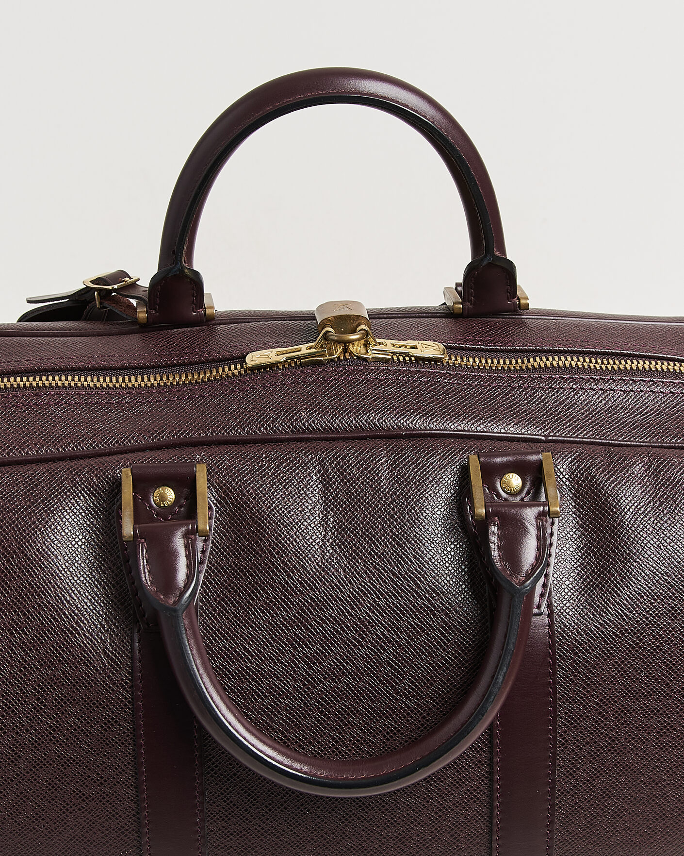 Mies | Pre-Owned & Vintage Bags | Louis Vuitton Pre-Owned | Taiga Kendall Weekend Bag PM Burgundy