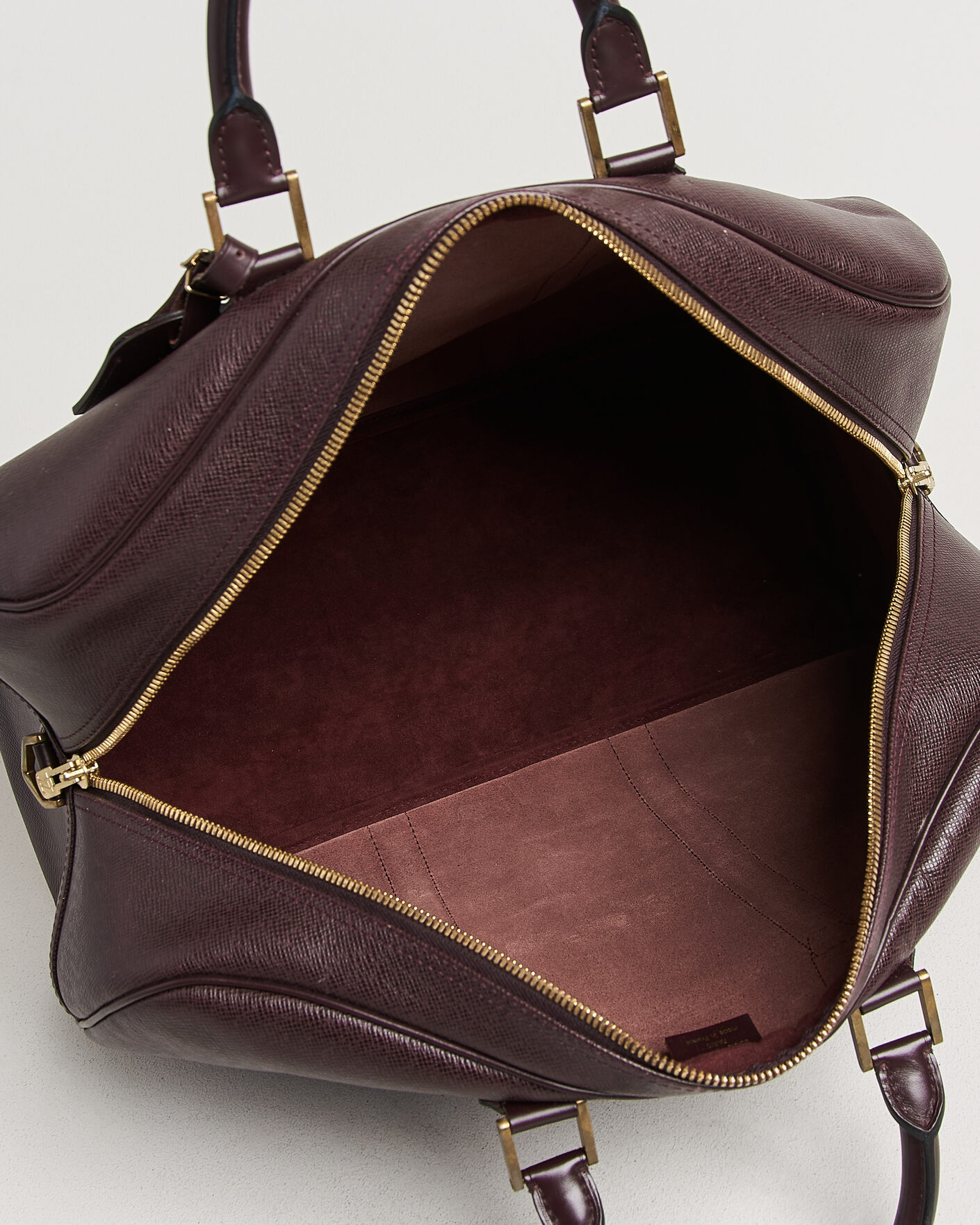 Mies | Pre-Owned & Vintage Bags | Louis Vuitton Pre-Owned | Taiga Kendall Weekend Bag PM Burgundy