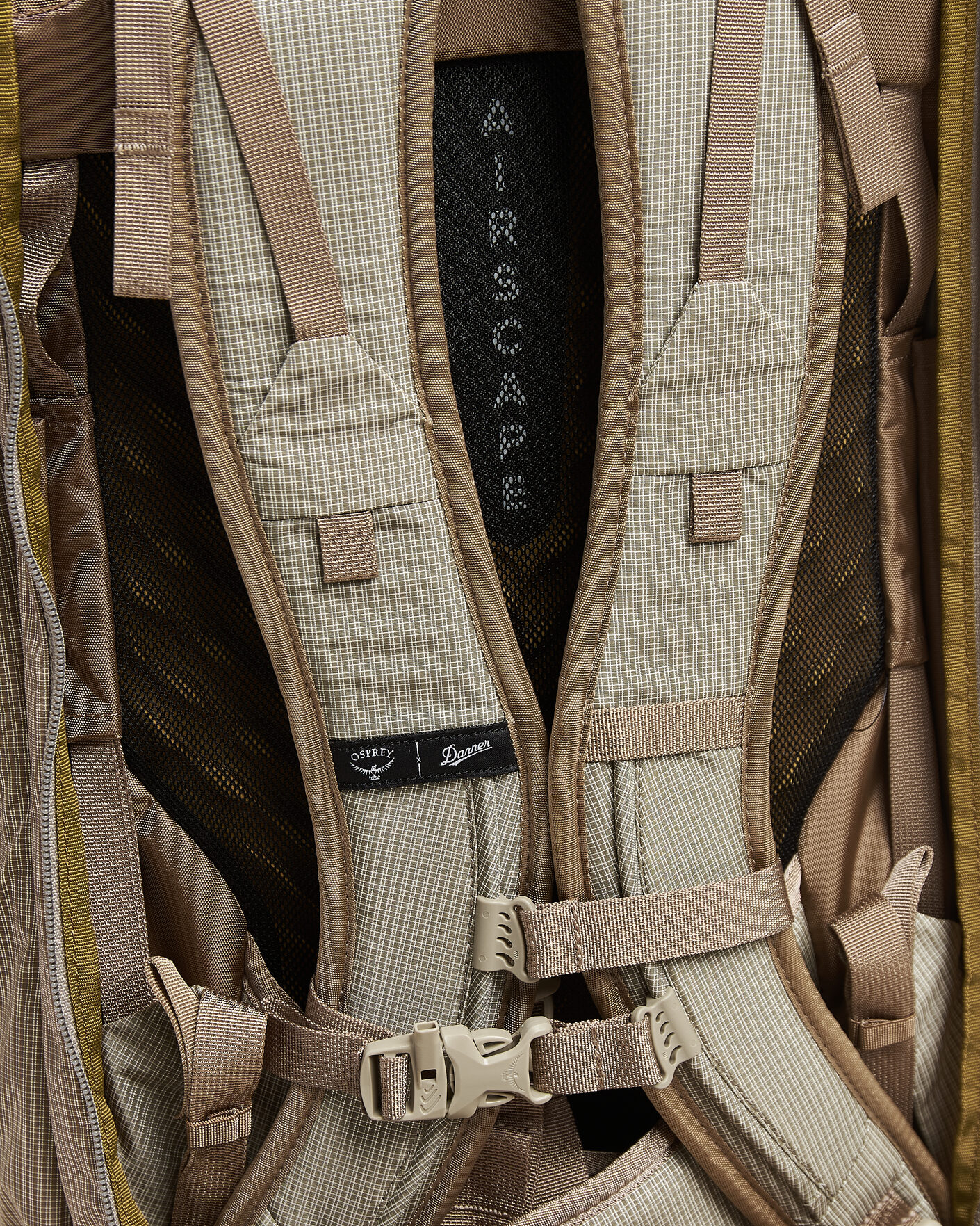 Mies | Laukut | Osprey | X Danner Farpoint 40 Sawdust - Latte Brown