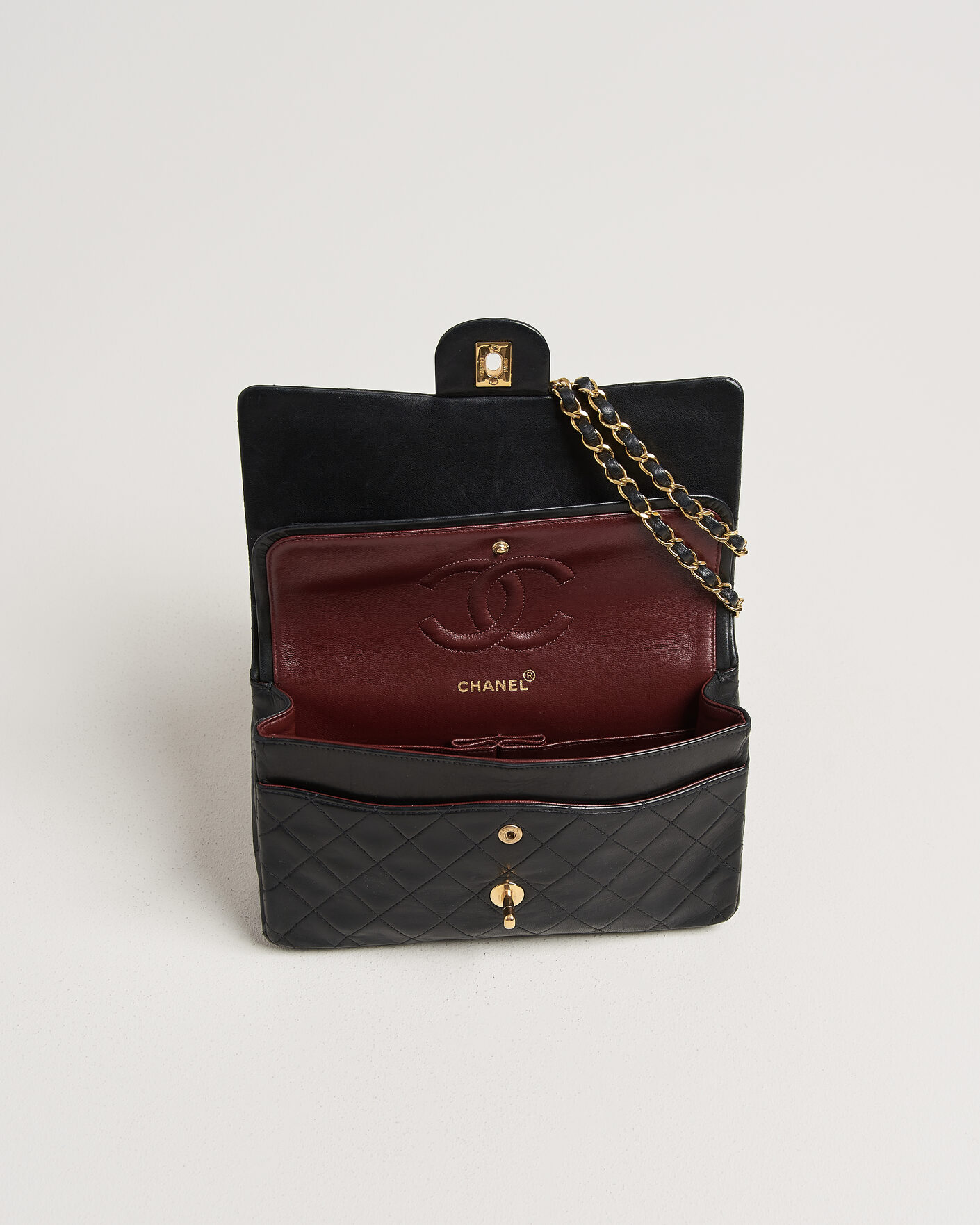 Mies | Pre-Owned & Vintage Bags | Chanel Pre-Owned | Classic Medium Double Flap Bag Black