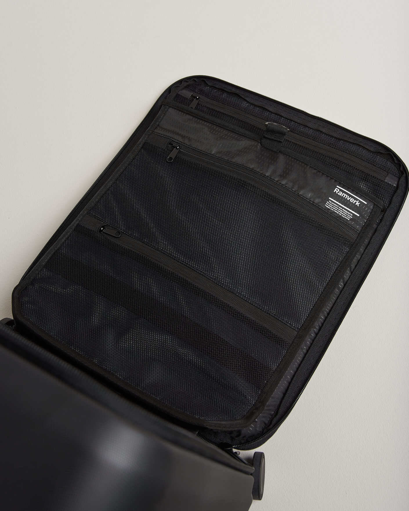 Mies | Laukut | DB | Ramverk Pro Front-Access Carry On Silver/Black