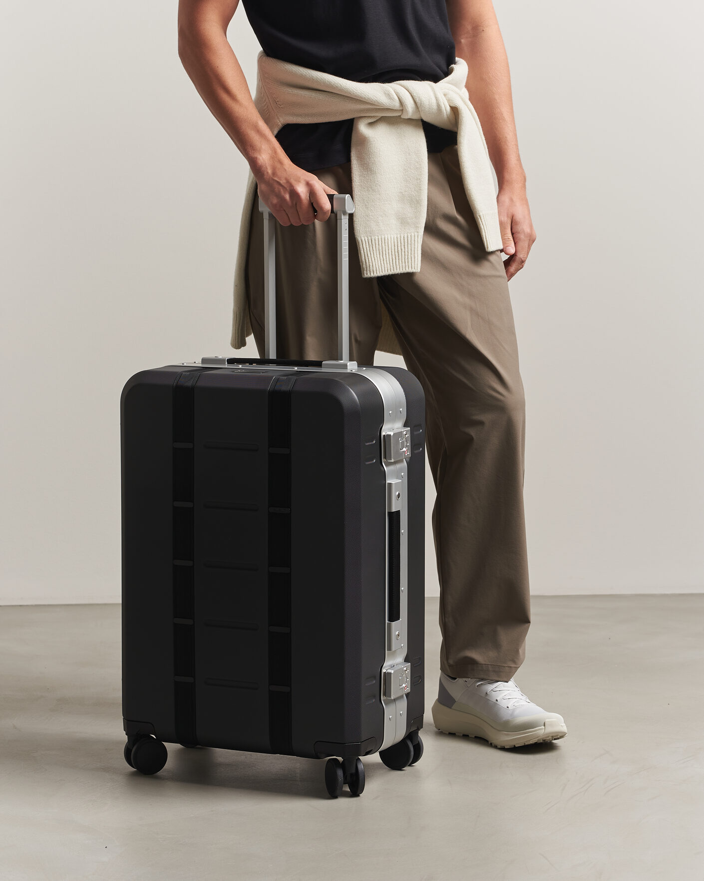 Mies | Laukut | DB | Ramverk Pro Check-In Luggage Medium Silver/Black