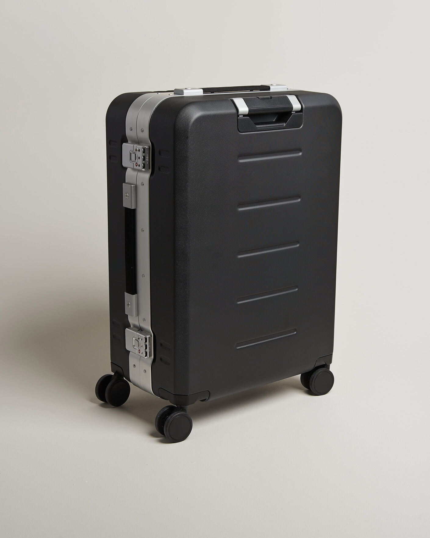 Mies | Laukut | DB | Ramverk Pro Check-In Luggage Medium Silver/Black