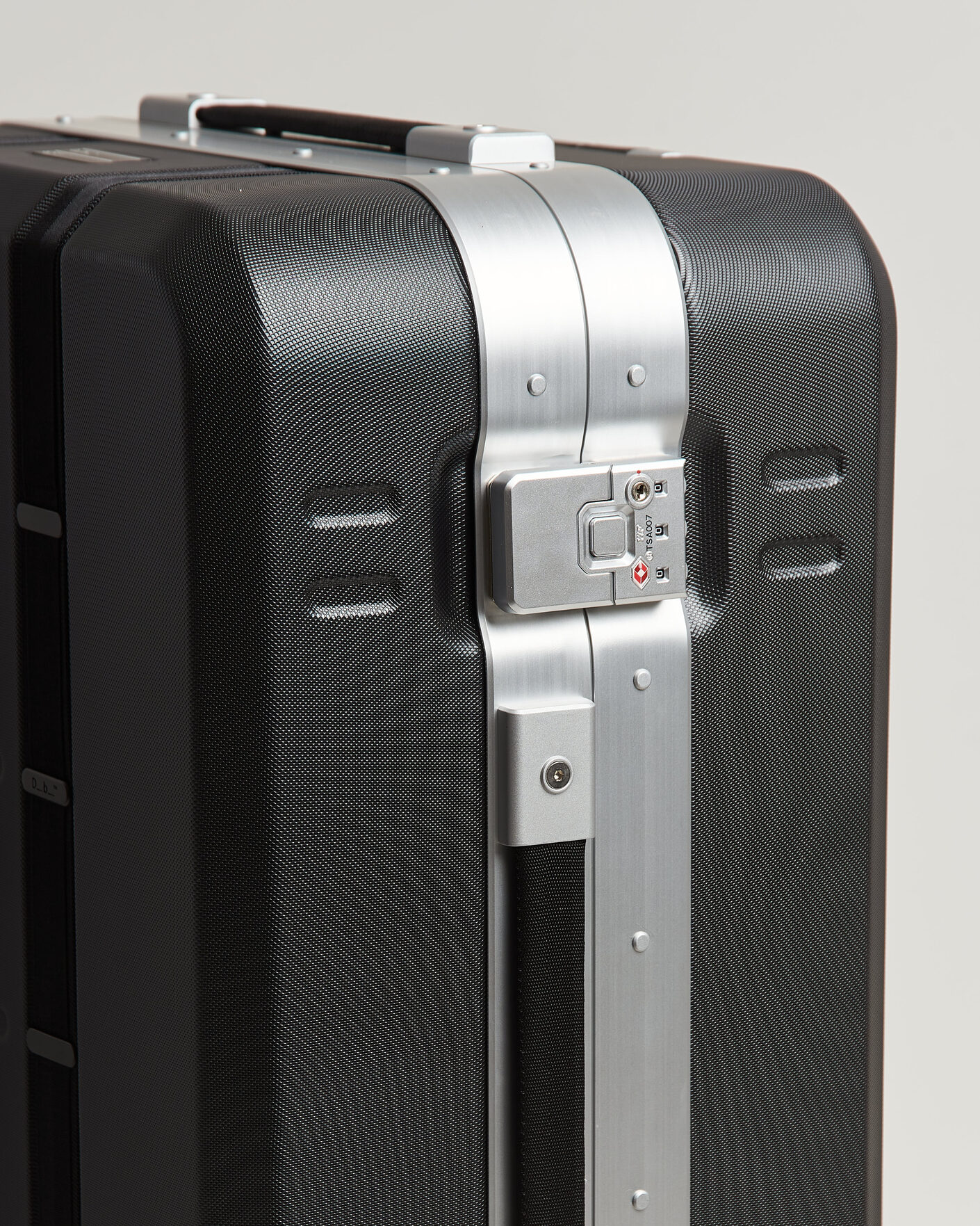 Mies | Laukut | DB | Ramverk Pro Check-In Luggage Medium Silver/Black