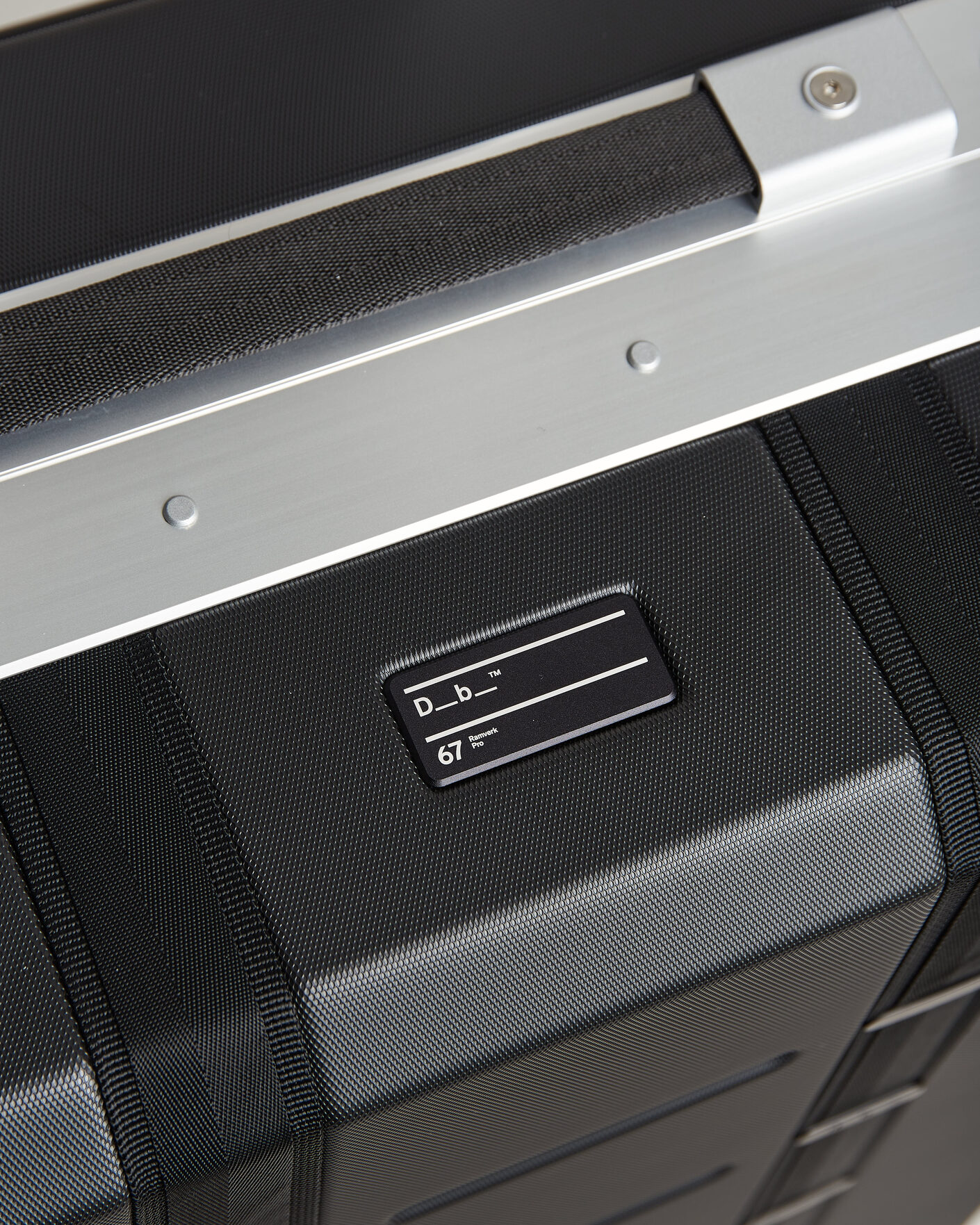Mies | Laukut | DB | Ramverk Pro Check-In Luggage Medium Silver/Black