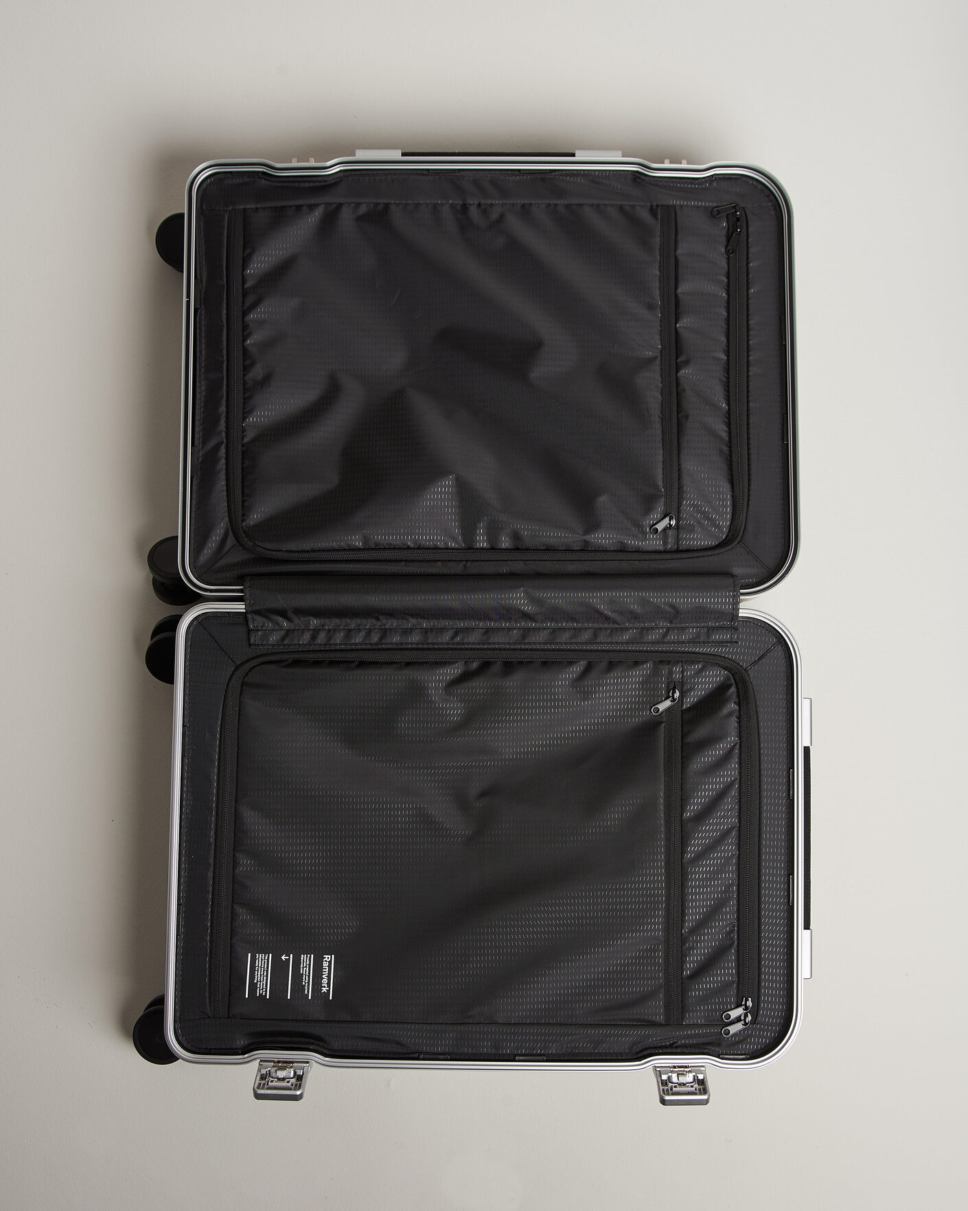 Mies | Laukut | DB | Ramverk Pro Check-In Luggage Medium Silver/Black