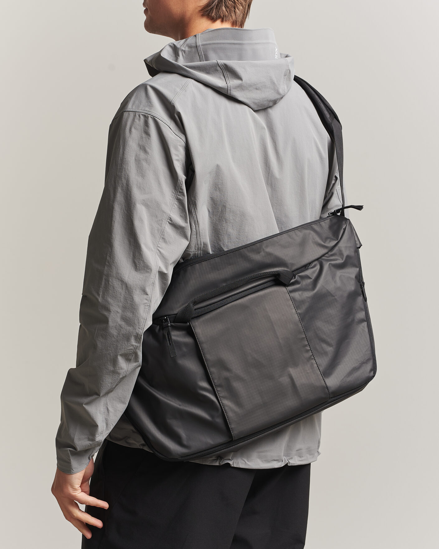Mies | Laukut | DB | Ramverk Pro Sling Bag 24L Black Out