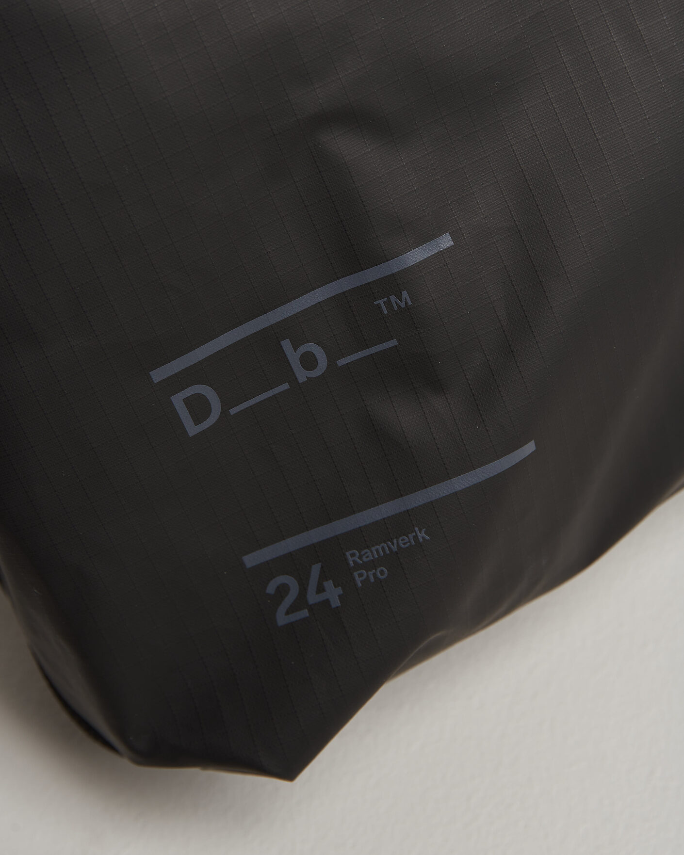 Mies | Laukut | DB | Ramverk Pro Sling Bag 24L Black Out