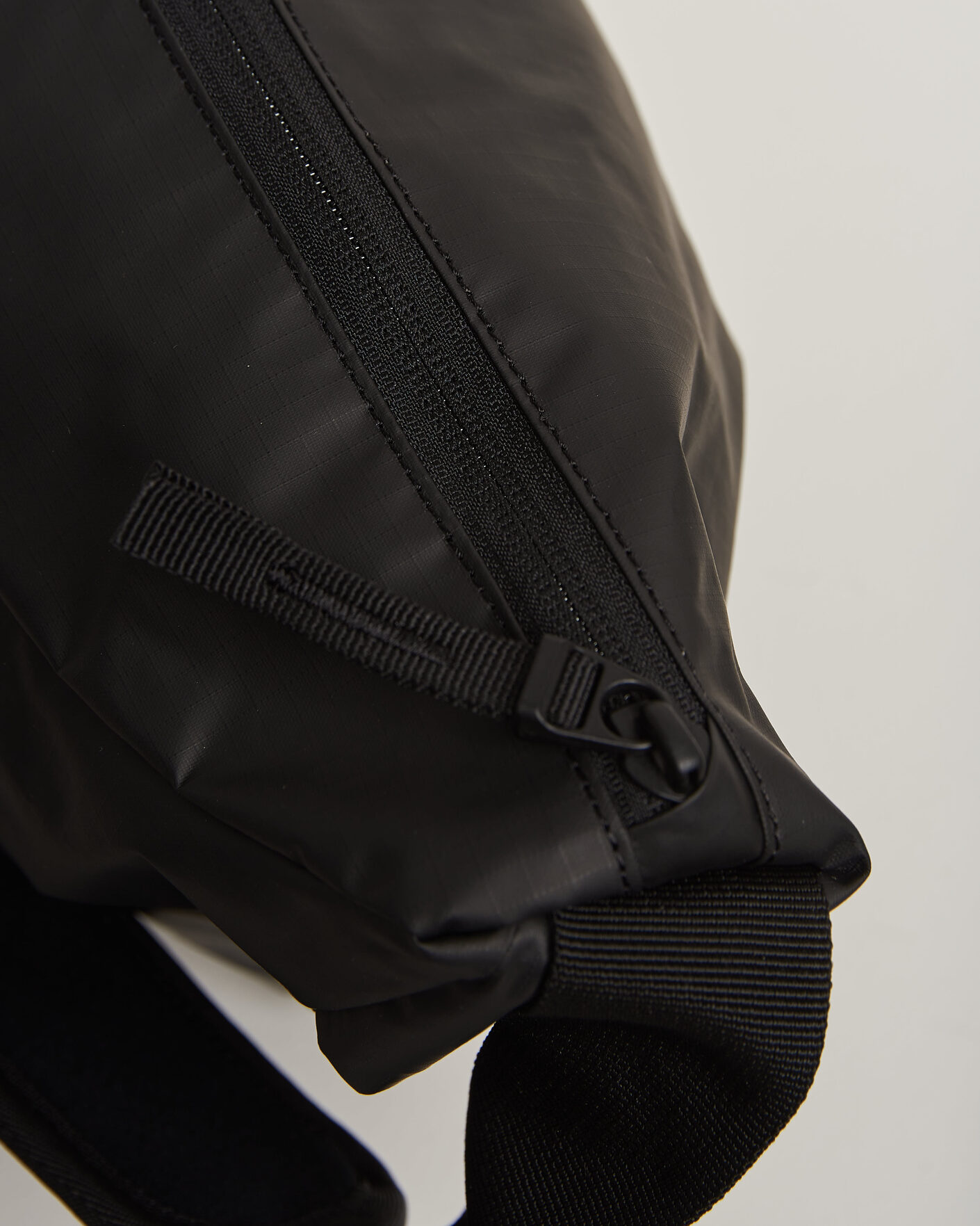 Mies | Laukut | DB | Ramverk Pro Sling Bag 24L Black Out