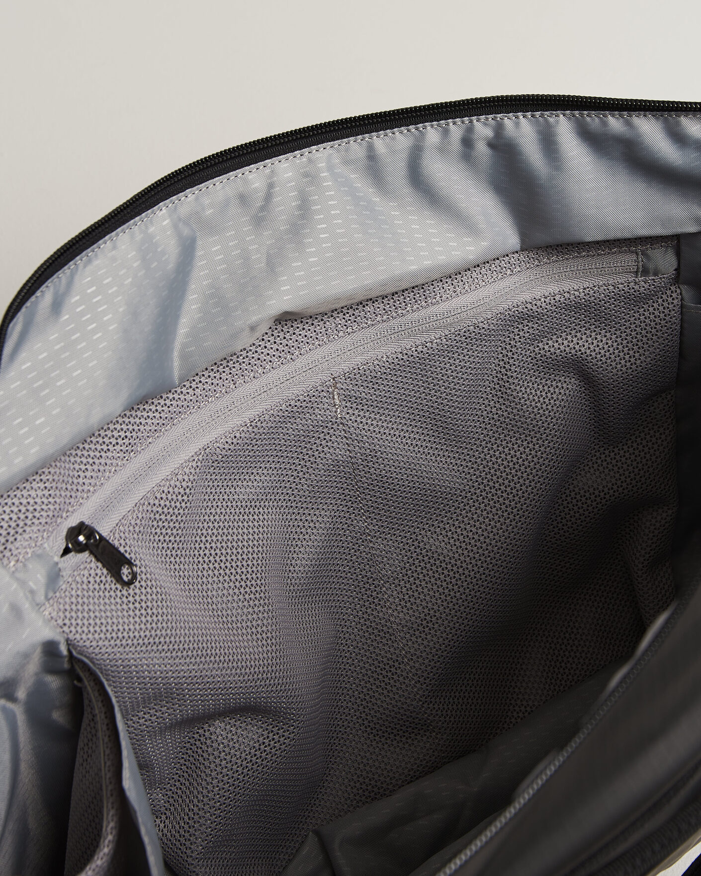 Mies | Laukut | DB | Ramverk Pro Sling Bag 24L Black Out