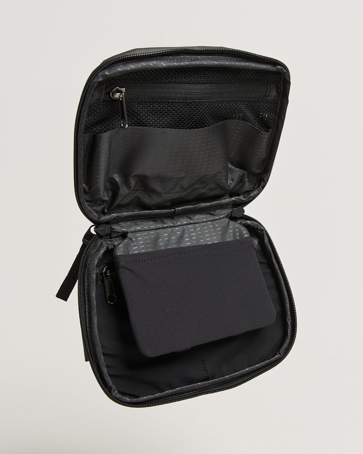 Mies | Laukut | DB | Ramverk Tech Organizer Black Out