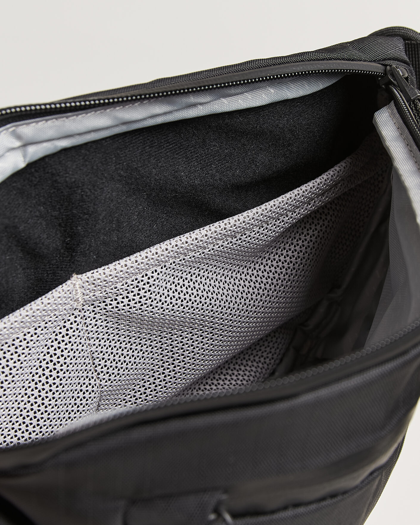 Mies | Laukut | DB | Roamer Pro Sling Bag 6L Black Out