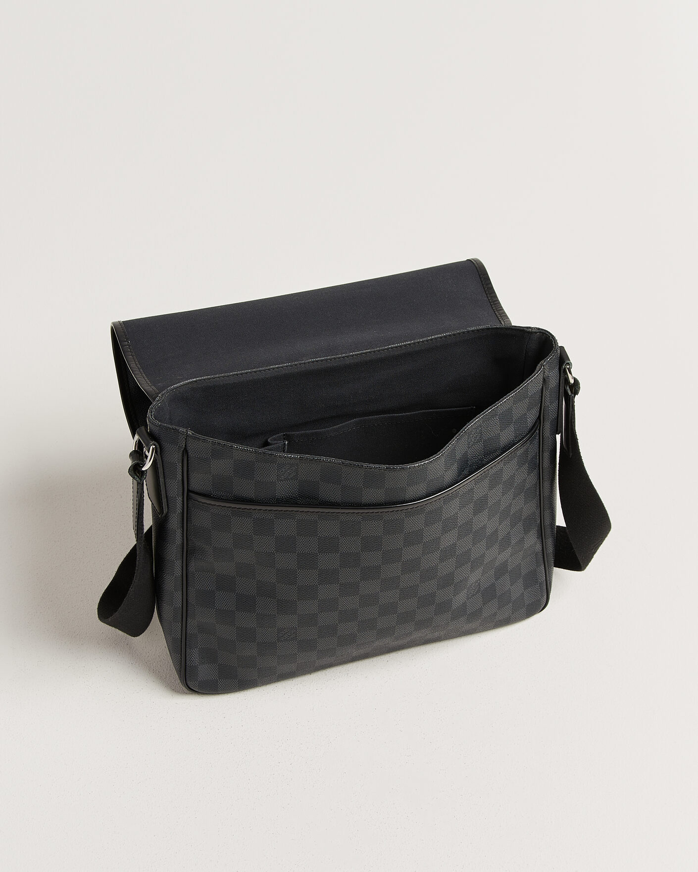 Mies | Pre-Owned & Vintage Bags | Louis Vuitton Pre-Owned | Daniel MM Shoulder Bag Damier Graphite