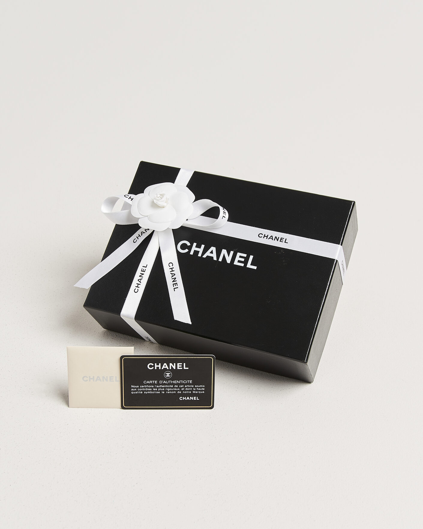 Mies | Pre-Owned & Vintage Bags | Chanel Pre-Owned | Wallet On Chain Camelia Lambskin Black