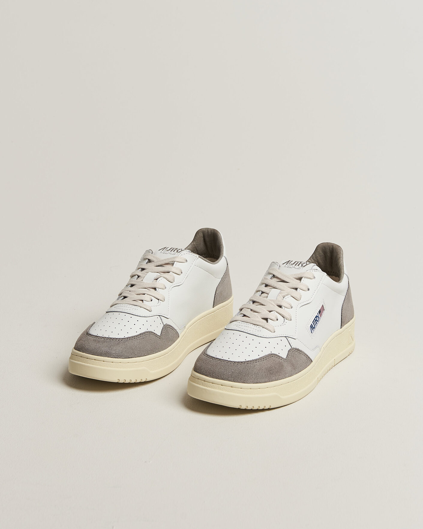 Mies | Tennarit | Autry | Medalist Low Soft Leather/Suede Sneaker White/Cemento