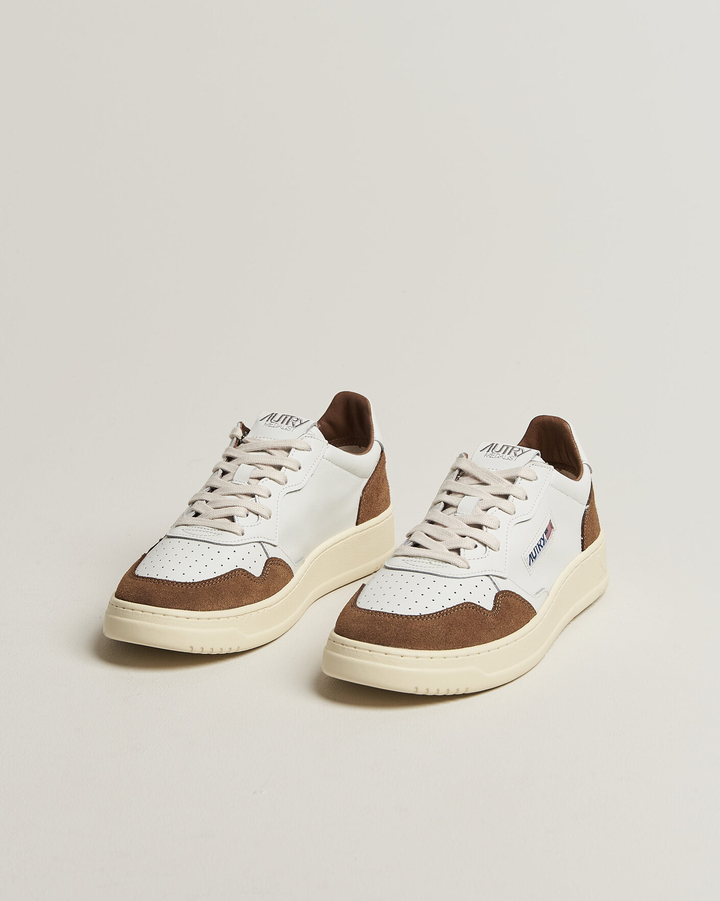 Mies | Tennarit | Autry | Medalist Low Soft Leather/Suede Sneaker White/Tabacco