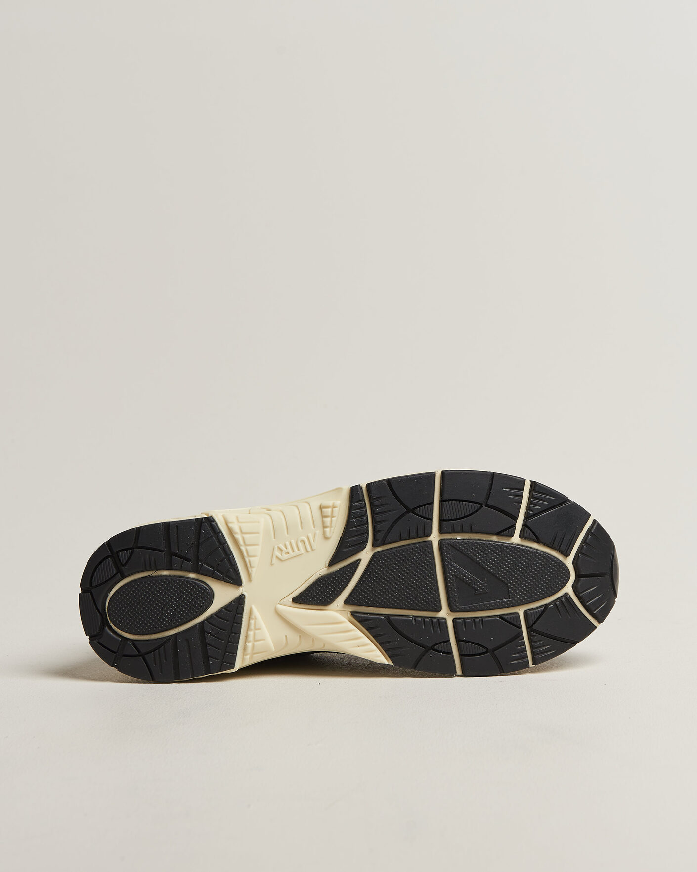 Mies | Tennarit | Autry | Hyperway Low Suede Running Sneaker Black