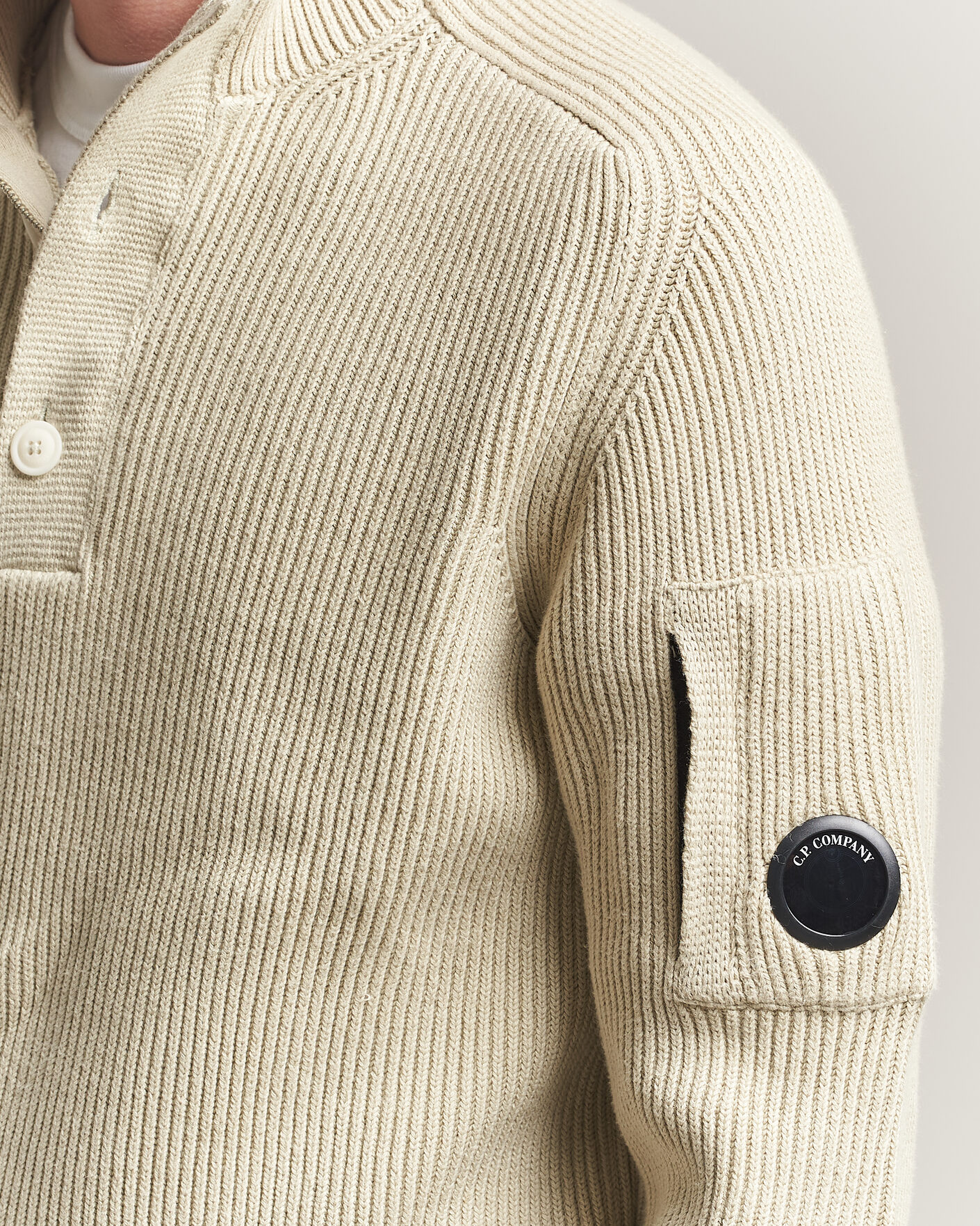 Mies | Puserot | C.P. Company | Full Rib Knitted Cotton Half Button Light Grey