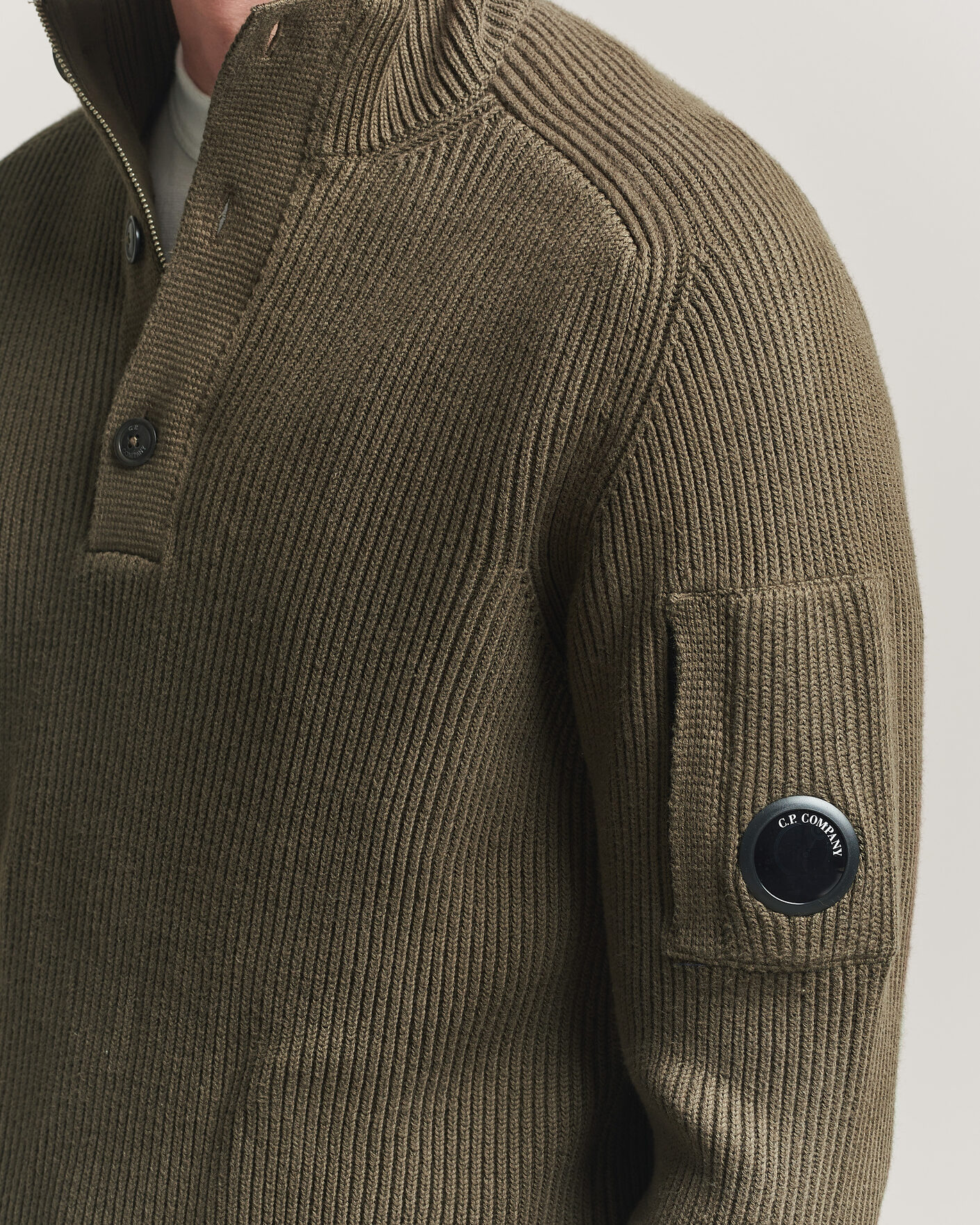 Mies | Puserot | C.P. Company | Full Rib Knitted Cotton Half Button Dark Green