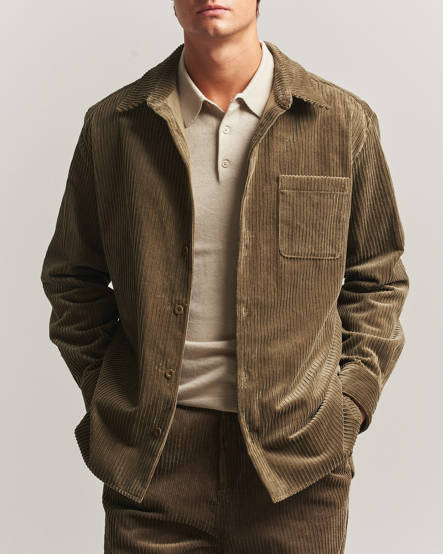 Mies | Kauluspaidat | A.P.C. | Mateo Corduroy Overshirt Taupe